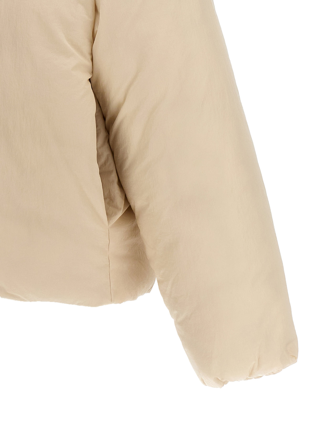 Elevate your wardrobe with the Jacquemus White Polyamide Full-Length Jacket, a masterpiece of French craftsmanship that embodies contemporary luxury and effortless elegance.