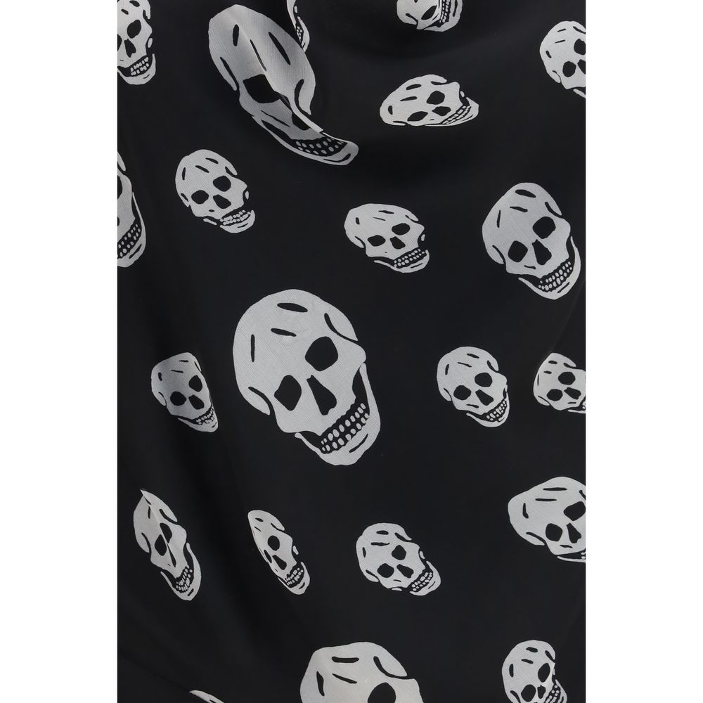 Indulge in the Alexander McQueen Black Silk Scarf from the AW26 collection, a masterpiece of 100% silk that embodies luxury and sophistication for the discerning individual.