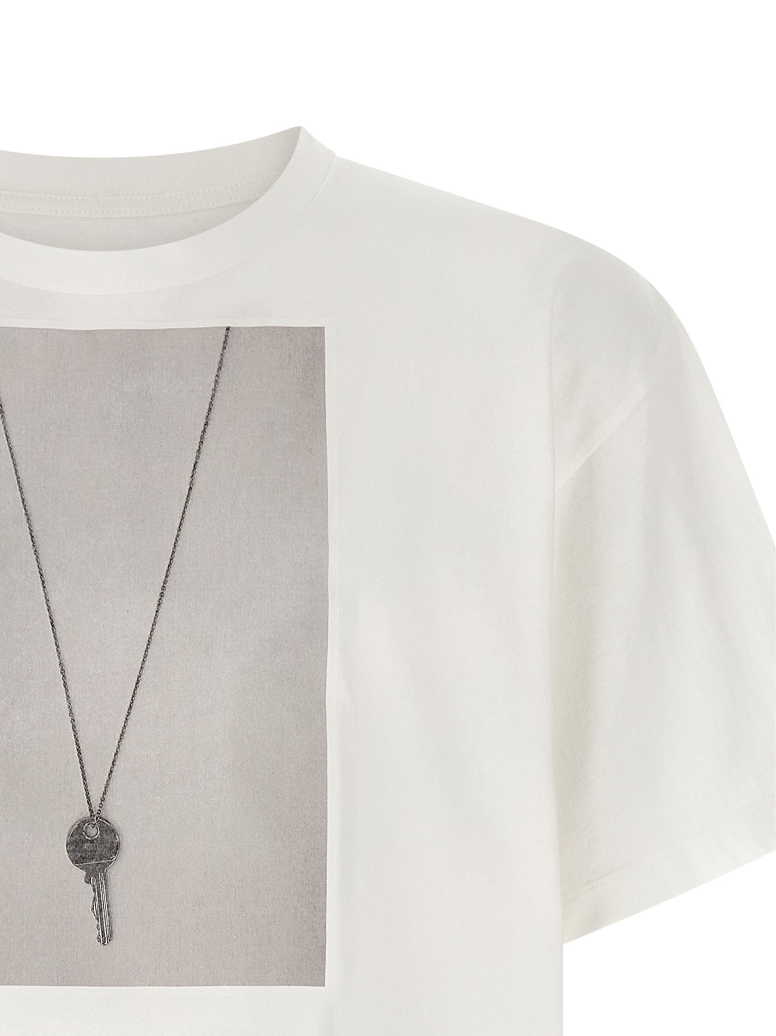 Discover the MM6 Maison Margiela White Cotton T-Shirt, a blend of Italian craftsmanship and avant-garde design, perfect for those who appreciate timeless elegance and artistic flair.