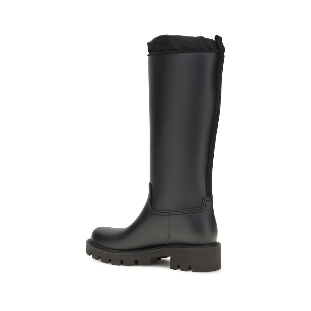 Elevate your style with Moncler Black Pvc Rain Boots from the AW26 collection, a fusion of luxury and practicality, crafted for the discerning individual.