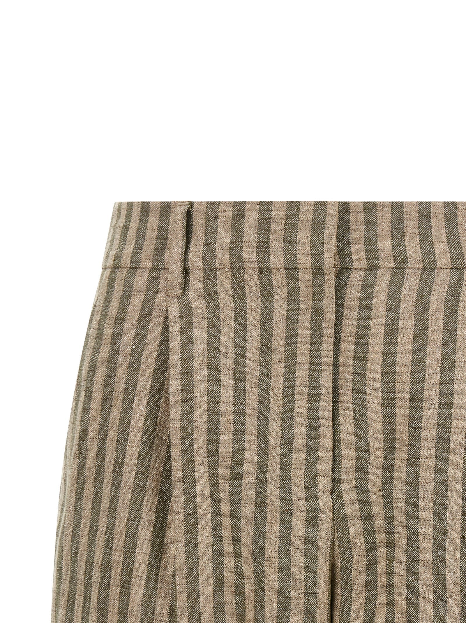 Discover the Brunello Cucinelli Bicolor Linen Bermuda Shorts, a masterpiece of Italian craftsmanship, blending luxurious linen with a timeless design for the discerning individual.
