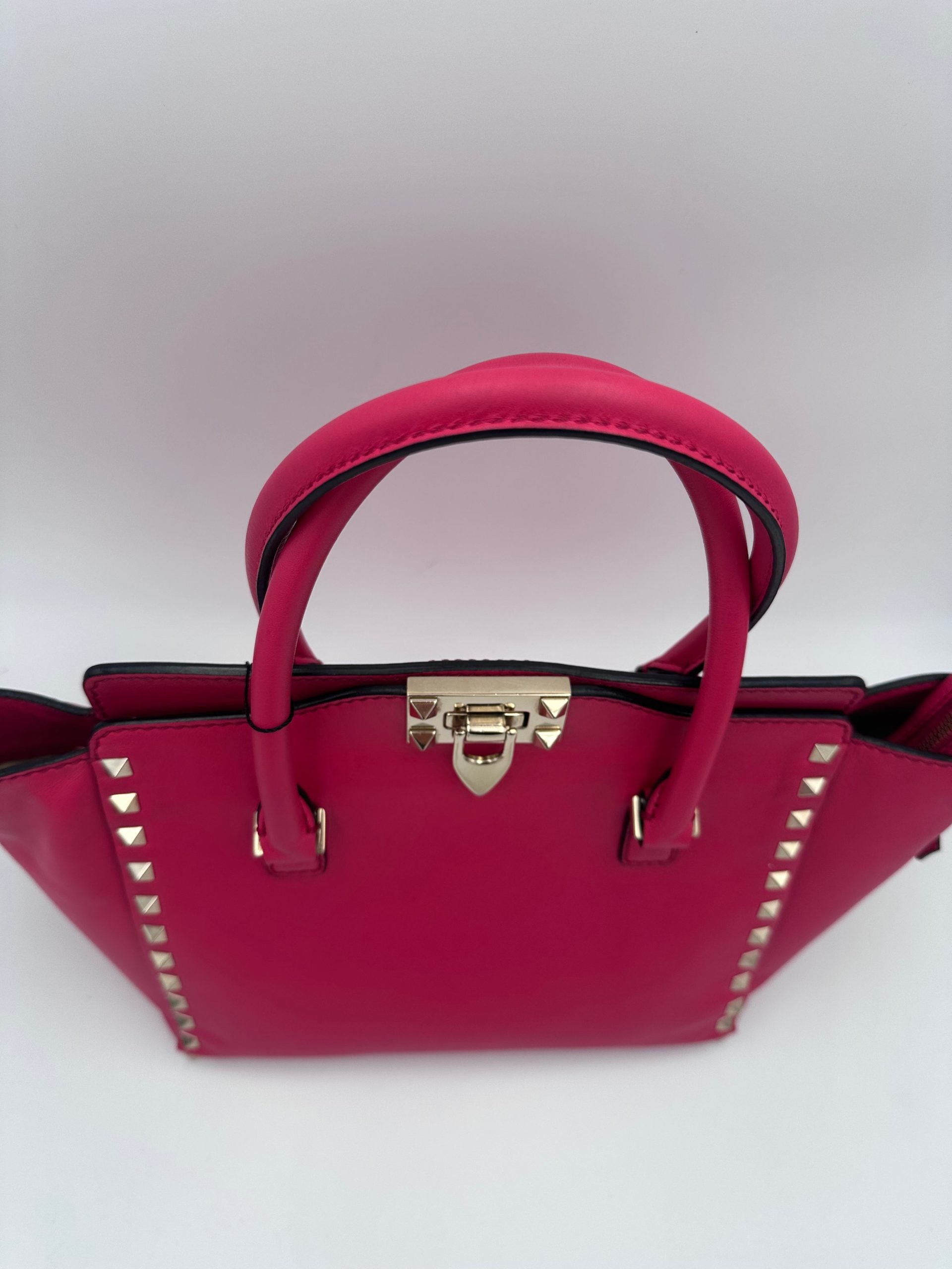 Valentino Garavani Rockstud Medium Pink Handbag - Luxurious Elegance