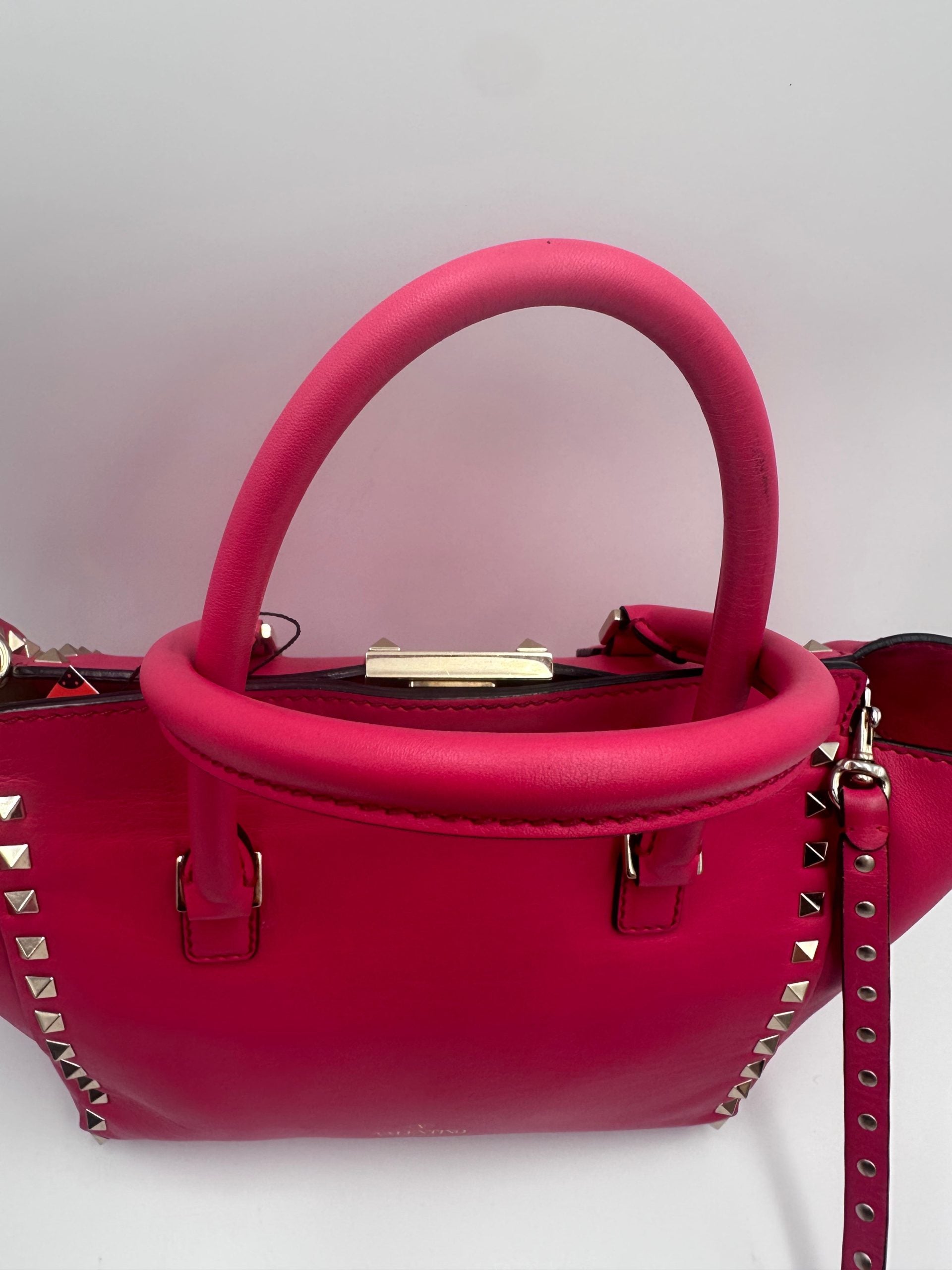 Valentino Garavani Rockstud Medium Pink Handbag - Luxurious Elegance