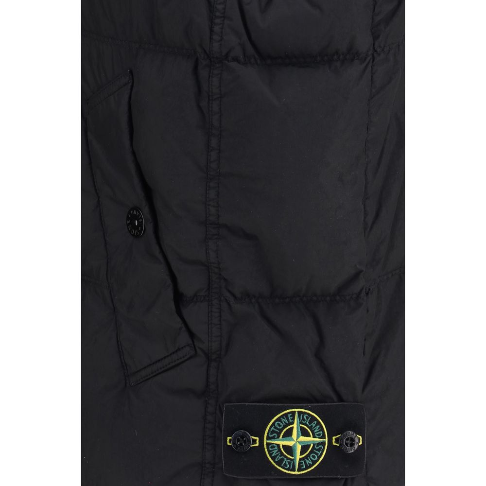 Discover the Stone Island Black Goose Down Sleeveless Jacket, a blend of technical mastery and elegance, crafted from recycled nylon for the discerning individual.