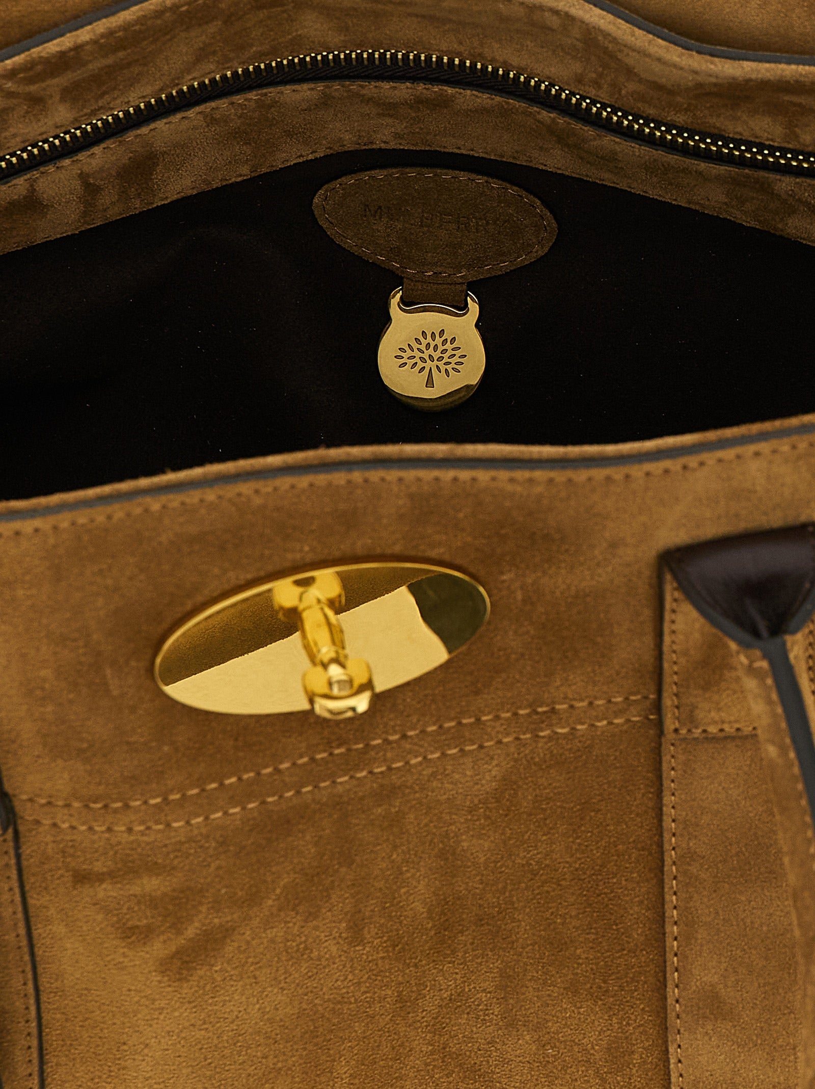 Indulge in the exquisite Mulberry Bayswater handbag, crafted from luxurious calfskin leather, a timeless emblem of sophistication and elegance for discerning tastes.