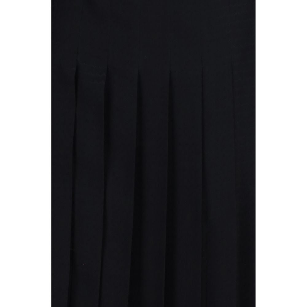 Indulge in the Fendi Black Silk Casual Dress from the AW26 collection, a masterpiece of Italian craftsmanship that embodies timeless elegance and sophistication.