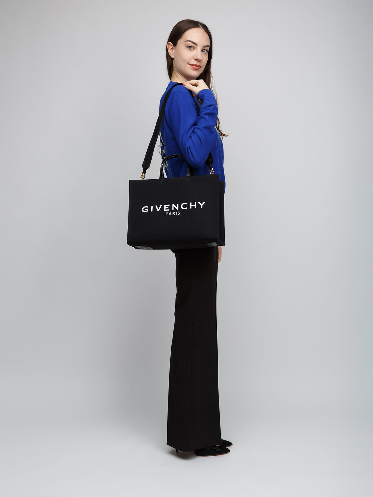 Discover the Givenchy Black Cotton Tote Bag, a luxurious blend of cotton and linen, embodying sophistication and elegance for the discerning individual.
