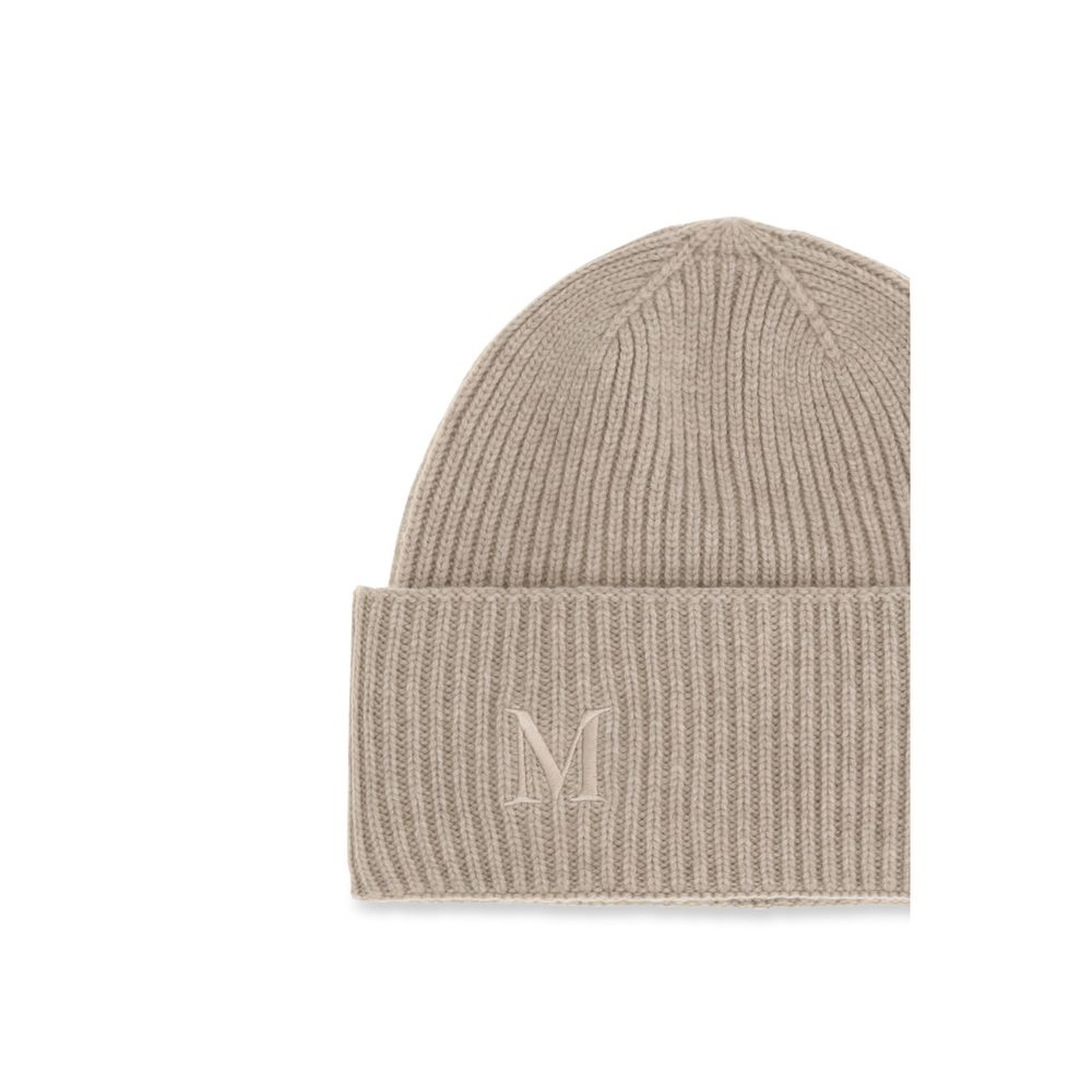 Indulge in the Max Mara Beige Cashmere Beanie, a masterpiece of pure cashmere craftsmanship, offering timeless elegance and warmth for the discerning individual.