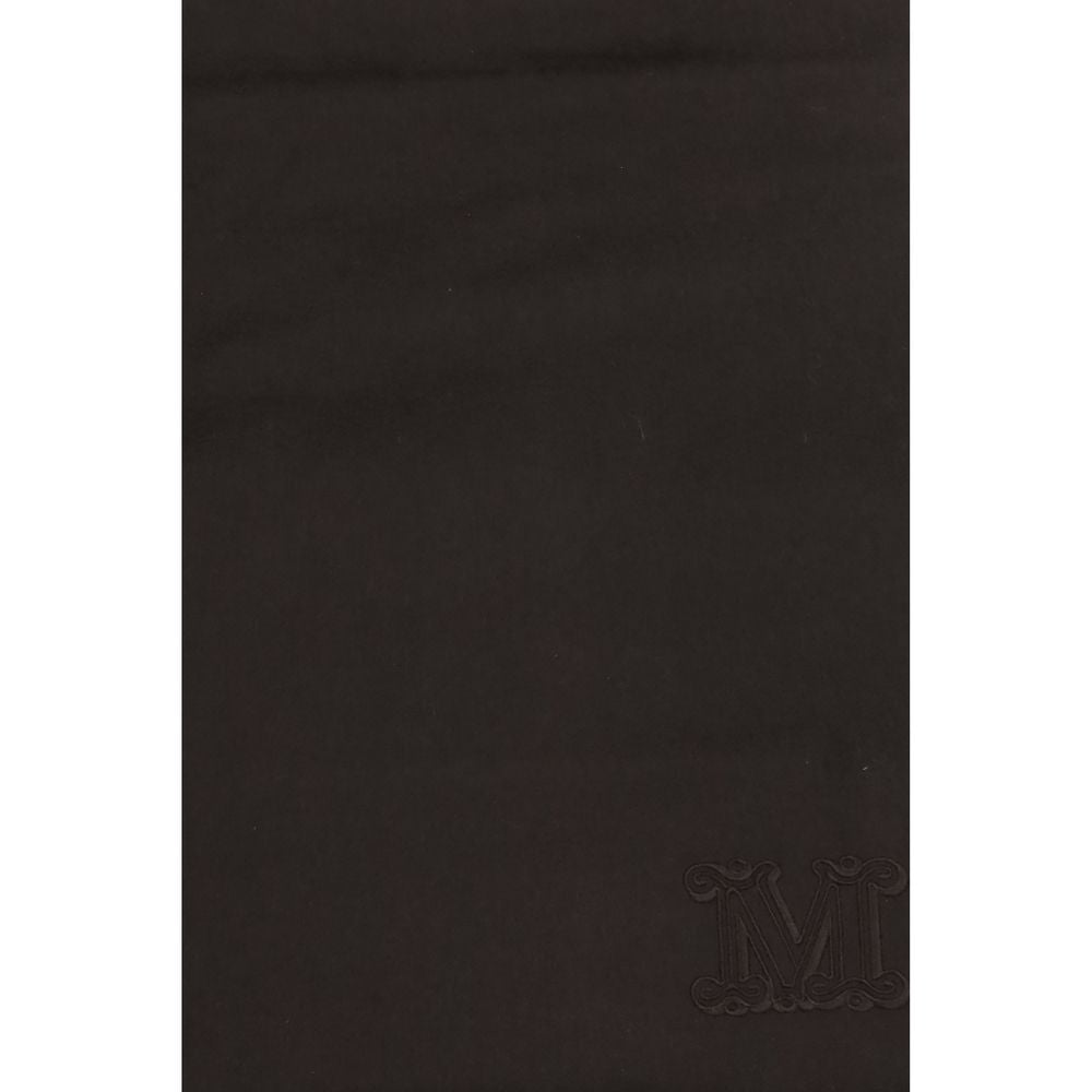 Elevate your style with the Max Mara Brown Cashmere Scarf from the AW26 collection, crafted from sumptuous cashmere for timeless elegance and warmth.
