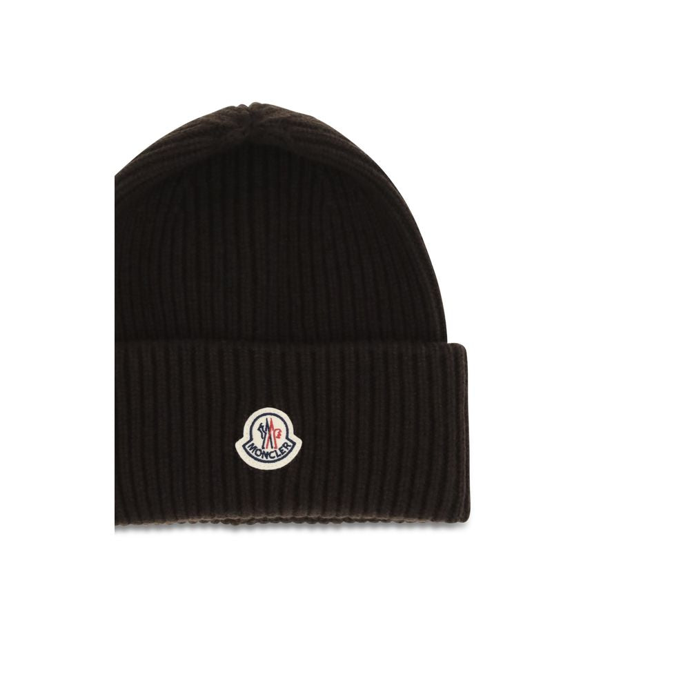 Experience the exquisite Moncler Brown Wool Oves Aries Beanie, crafted from a luxurious blend of fleece wool and cashmere, embodying sophistication and warmth for the discerning individual.