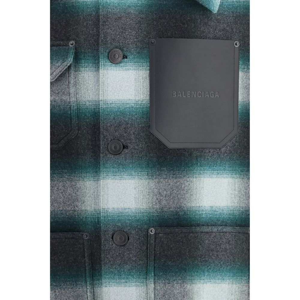 Discover the Balenciaga Bicolor Wool Oves Aries Full-Length Jacket, a masterpiece of Italian craftsmanship in luxurious wool, designed for the discerning individual who embodies elegance and sophistication.