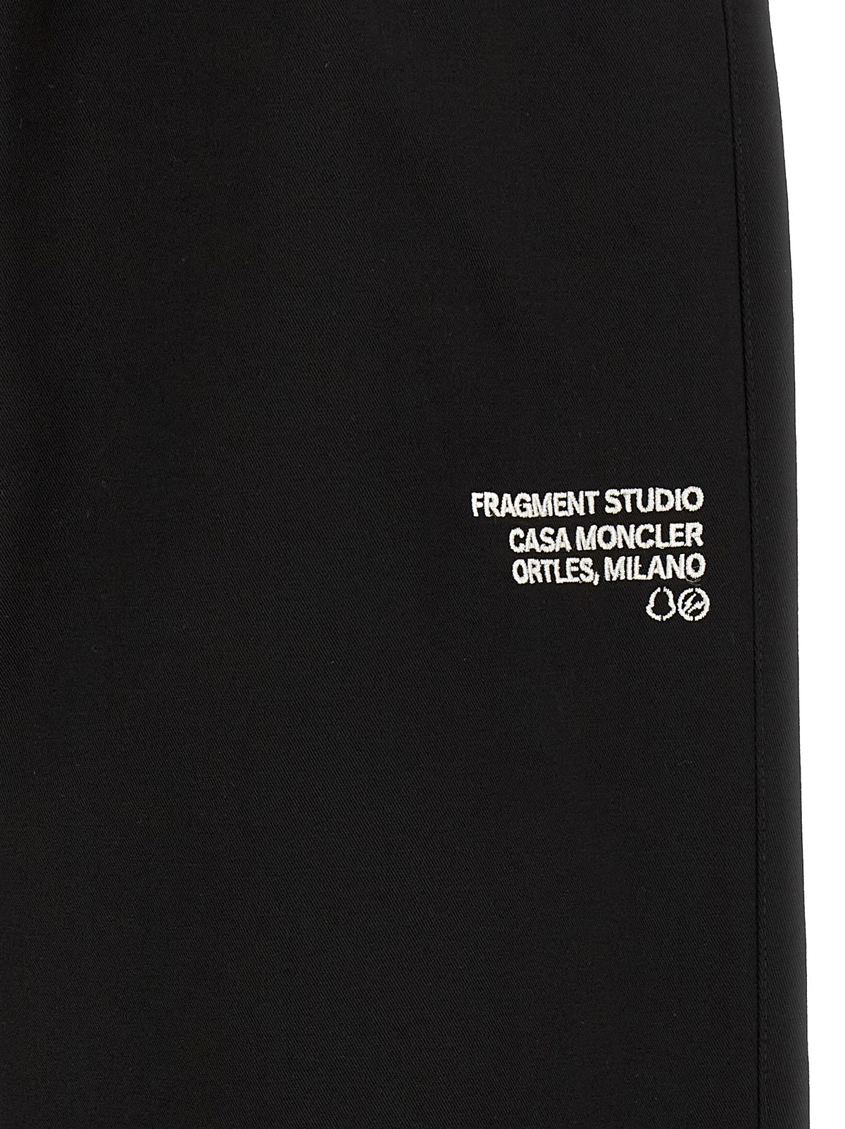 Elevate your wardrobe with MONCLER GENIUS Black Cotton Casual Pants, where urban sophistication meets meticulous craftsmanship, perfect for the discerning modern explorer.