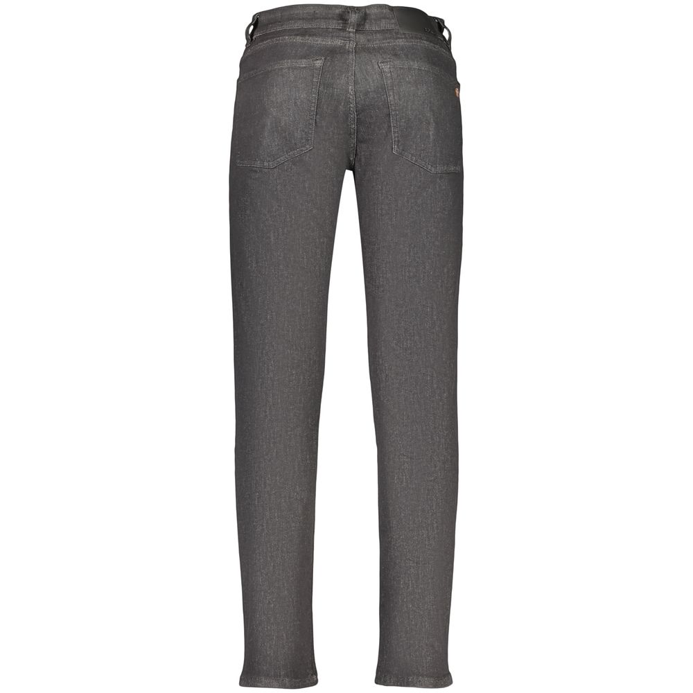 Elevate your wardrobe with Hugo Boss Black Cotton Men's Jeans, a blend of timeless sophistication and supreme comfort, designed for the discerning trendsetter.