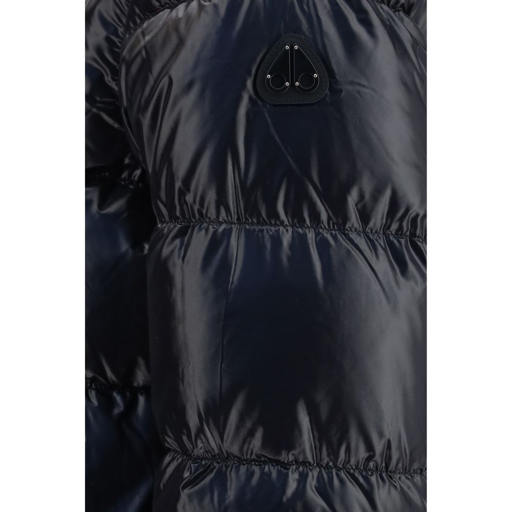 Experience the epitome of elegance with the Moose Knuckles Queens Down Puffer, a luxurious blend of plush insulation and sophisticated design, perfect for the discerning individual.