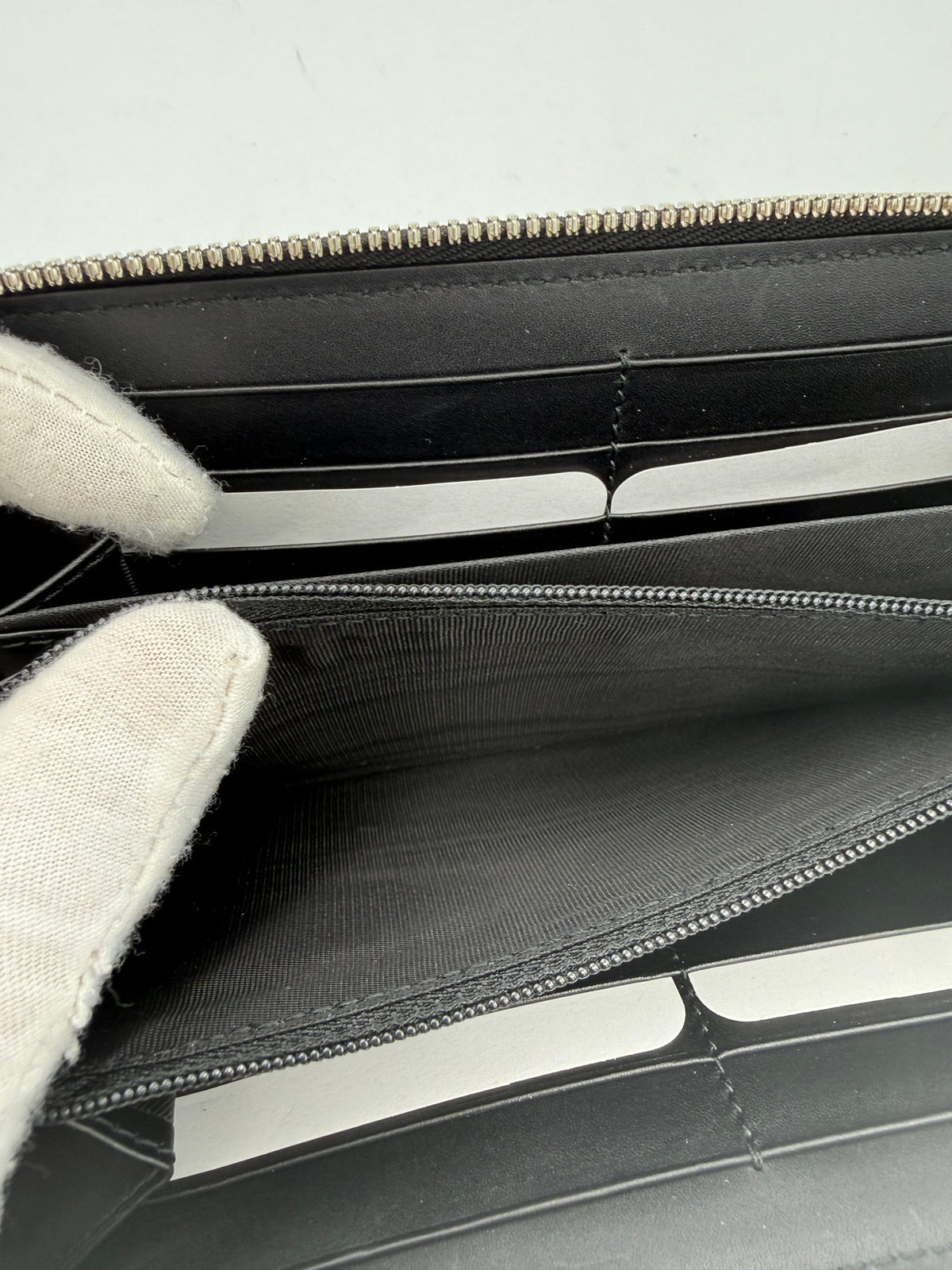 Gucci Black Leather Wallet - A Timeless Luxury Accessory