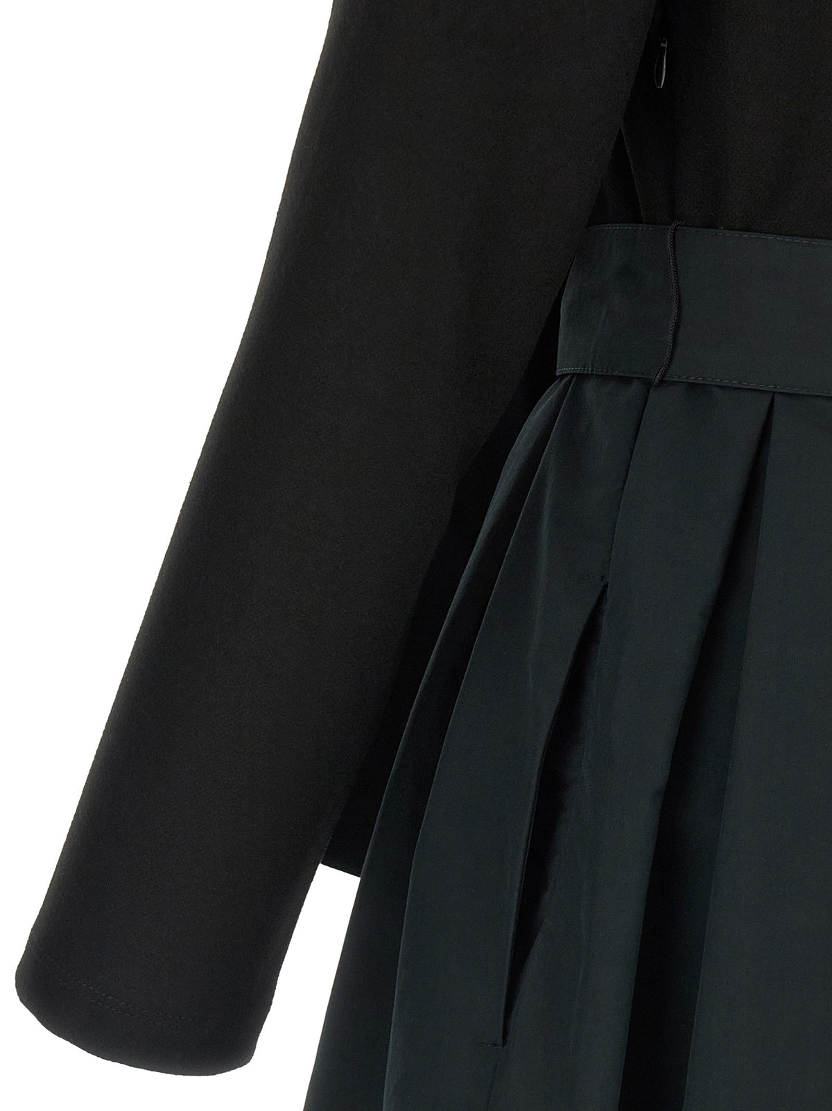 Experience the allure of the Weekend Max Mara ‘Carioca’ Long Dress, where luxurious viscose meets exquisite craftsmanship, redefining elegance for every occasion.