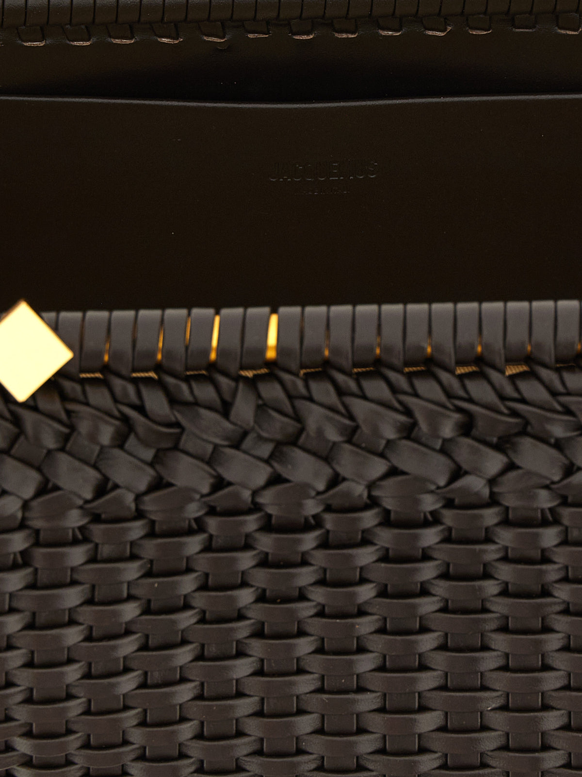 Discover the Jacquemus La Grande Pochette Salon handbag, a luxurious blend of fine cowhide and exquisite design, embodying elegance and sophistication for the discerning individual.
