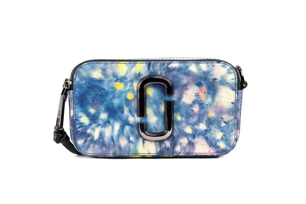 Discover the Marc Jacobs Womens Snapshot Camera Bag in Blue Multi, a luxurious blend of vibrant design and exquisite craftsmanship, perfect for the discerning individual.