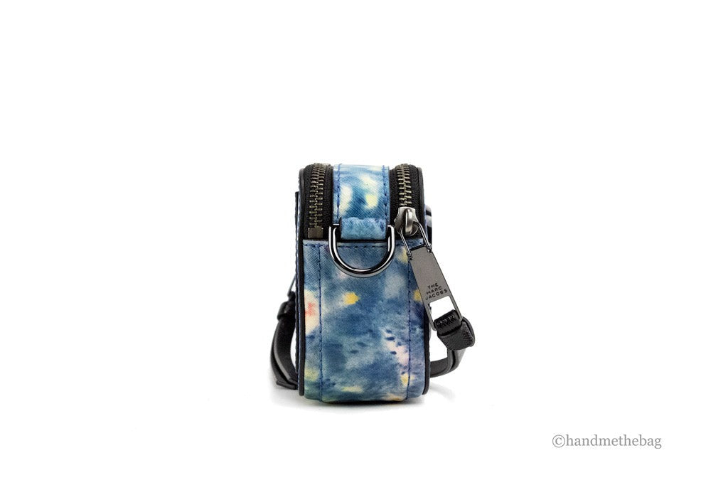 Discover the Marc Jacobs Womens Snapshot Camera Bag in Blue Multi, where exquisite craftsmanship meets vibrant design, elevating your style with effortless elegance.