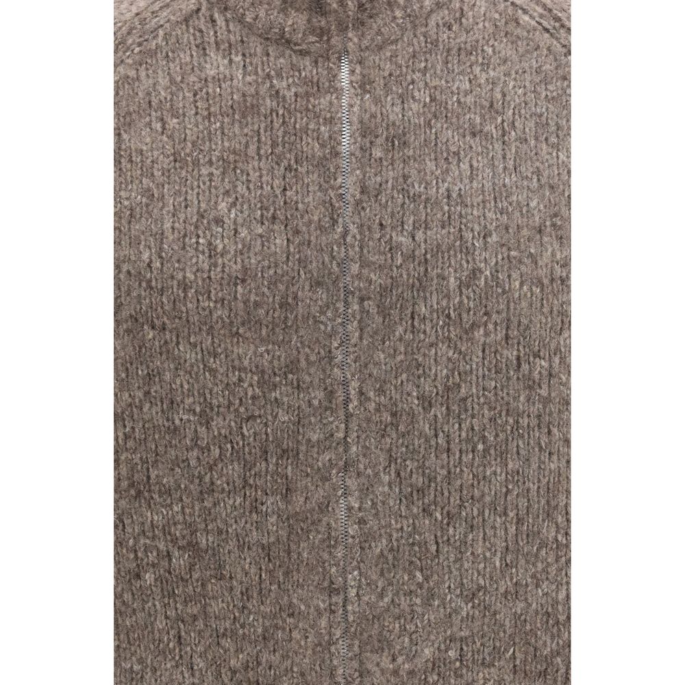 Experience the exquisite allure of the Brunello Cucinelli Beige Cashmere Cardigan, a luxurious blend of cashmere and silk that embodies timeless elegance and sophisticated craftsmanship.