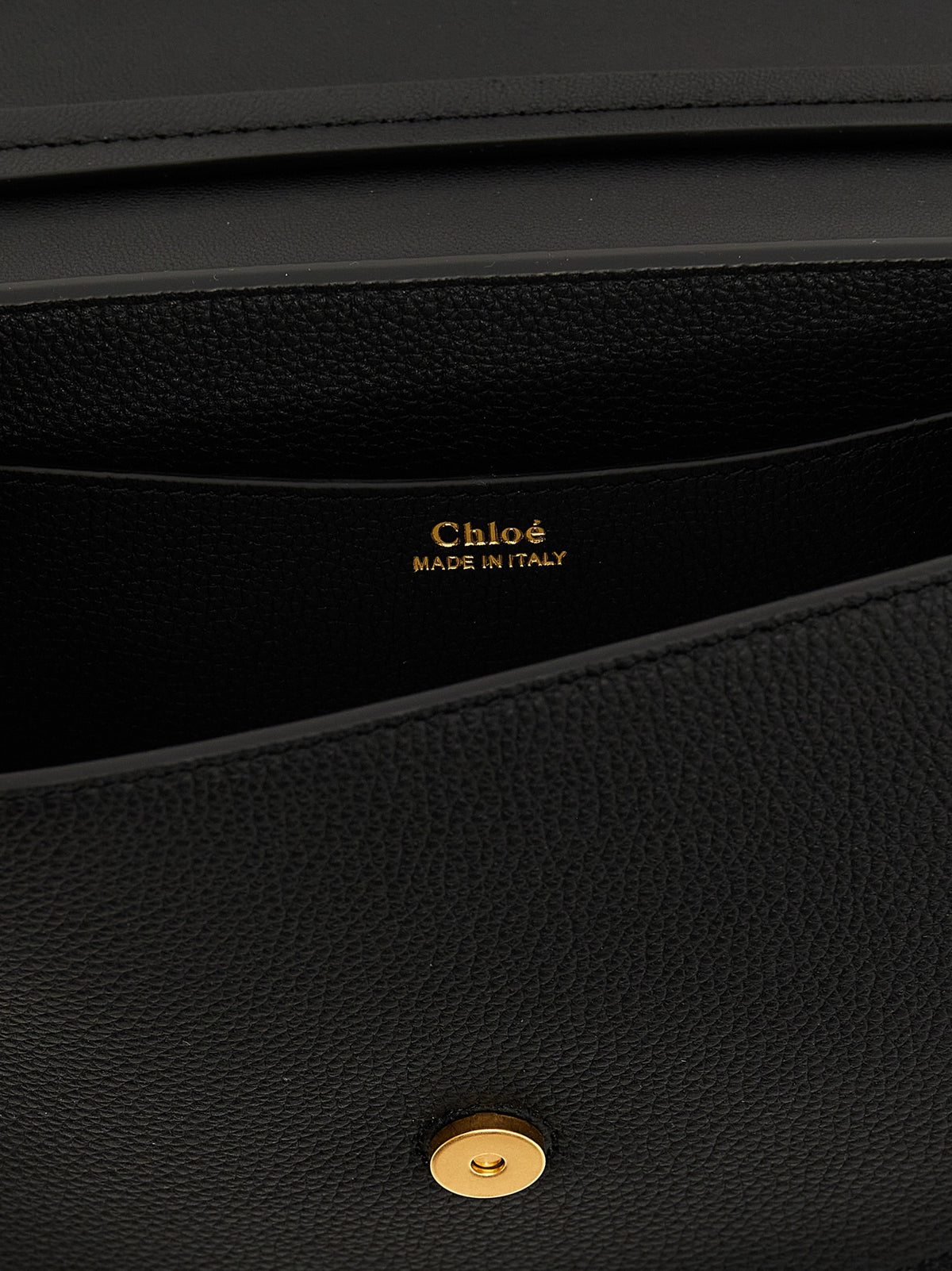 Discover the Chloé Black Calfskin Handbag, a masterpiece of Italian craftsmanship, blending timeless elegance with versatile sophistication for the discerning individual.