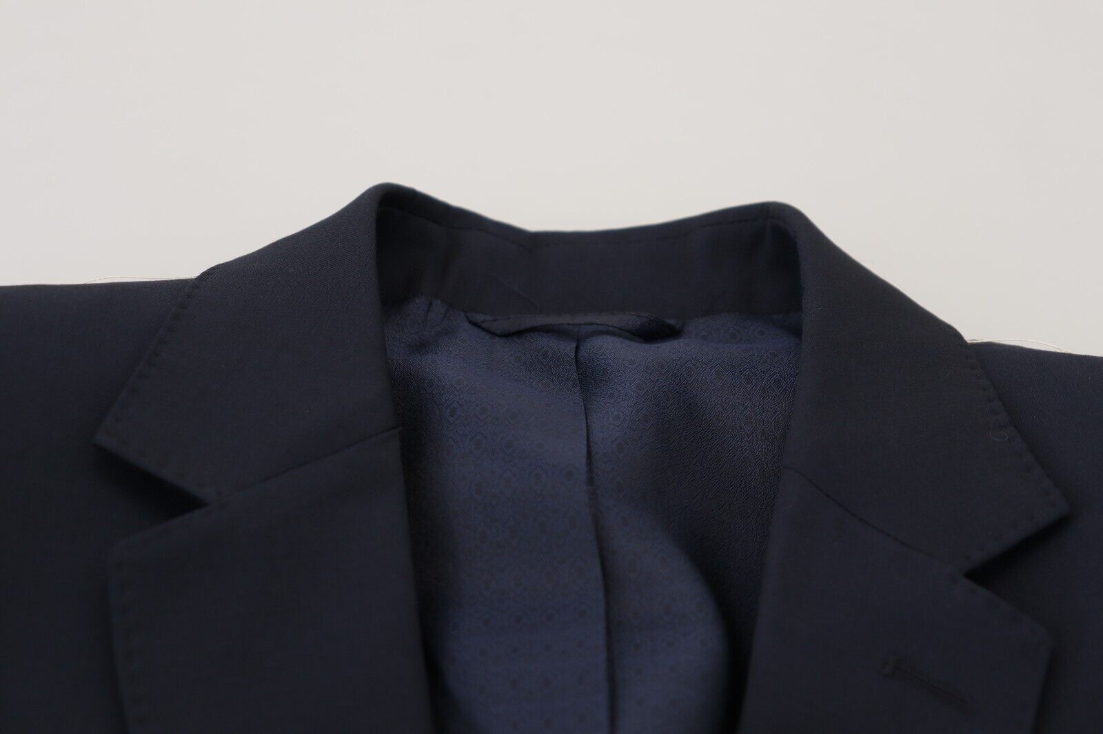 Indulge in the Dolce & Gabbana Dark Blue Wool MARTINI Blazer, a masterpiece of Italian craftsmanship blending luxury and elegance for the discerning individual.