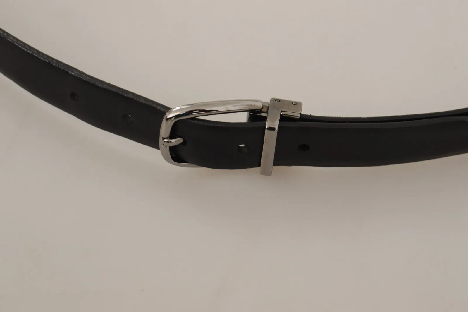 Indulge in the exquisite allure of the Dolce & Gabbana Black Classic Leather Silver Tone Metal Buckle Belt, a testament to Italian craftsmanship and timeless elegance.