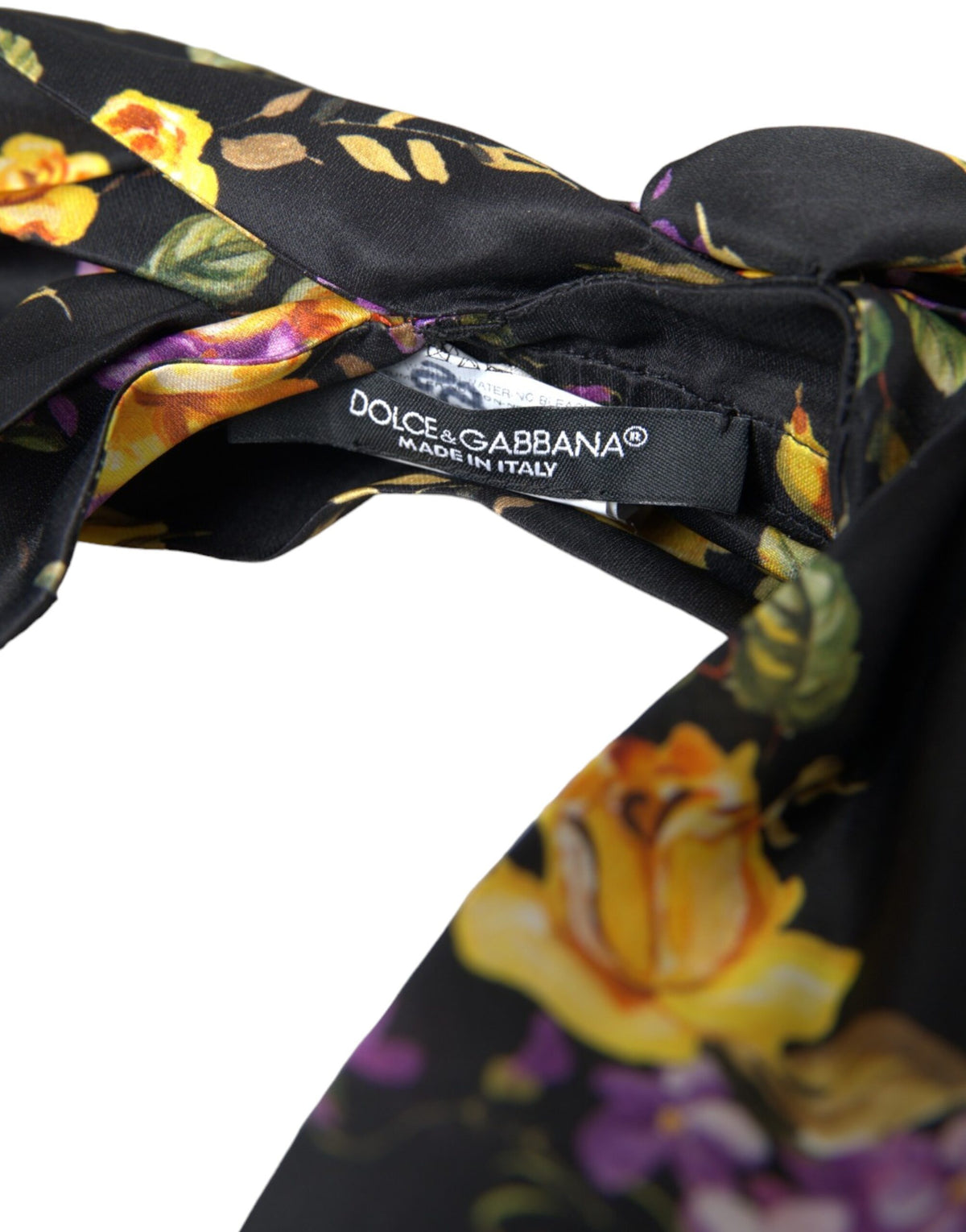 Discover the Dolce & Gabbana Black Floral Applique Silk Headband Diadem, a couture masterpiece that embodies exquisite craftsmanship and timeless elegance for the discerning individual.