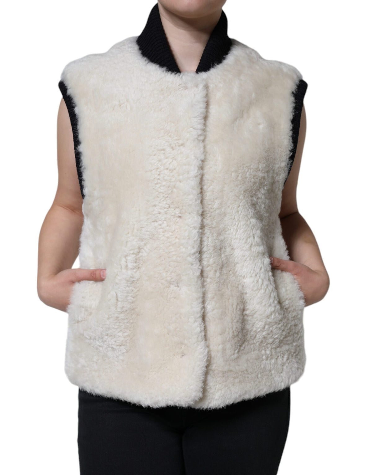 Indulge in the Burberry White WARRENFORD Shearling Leather Vest, a masterpiece of 100% sheep shearling, embodying timeless elegance and exquisite craftsmanship for the discerning individual.