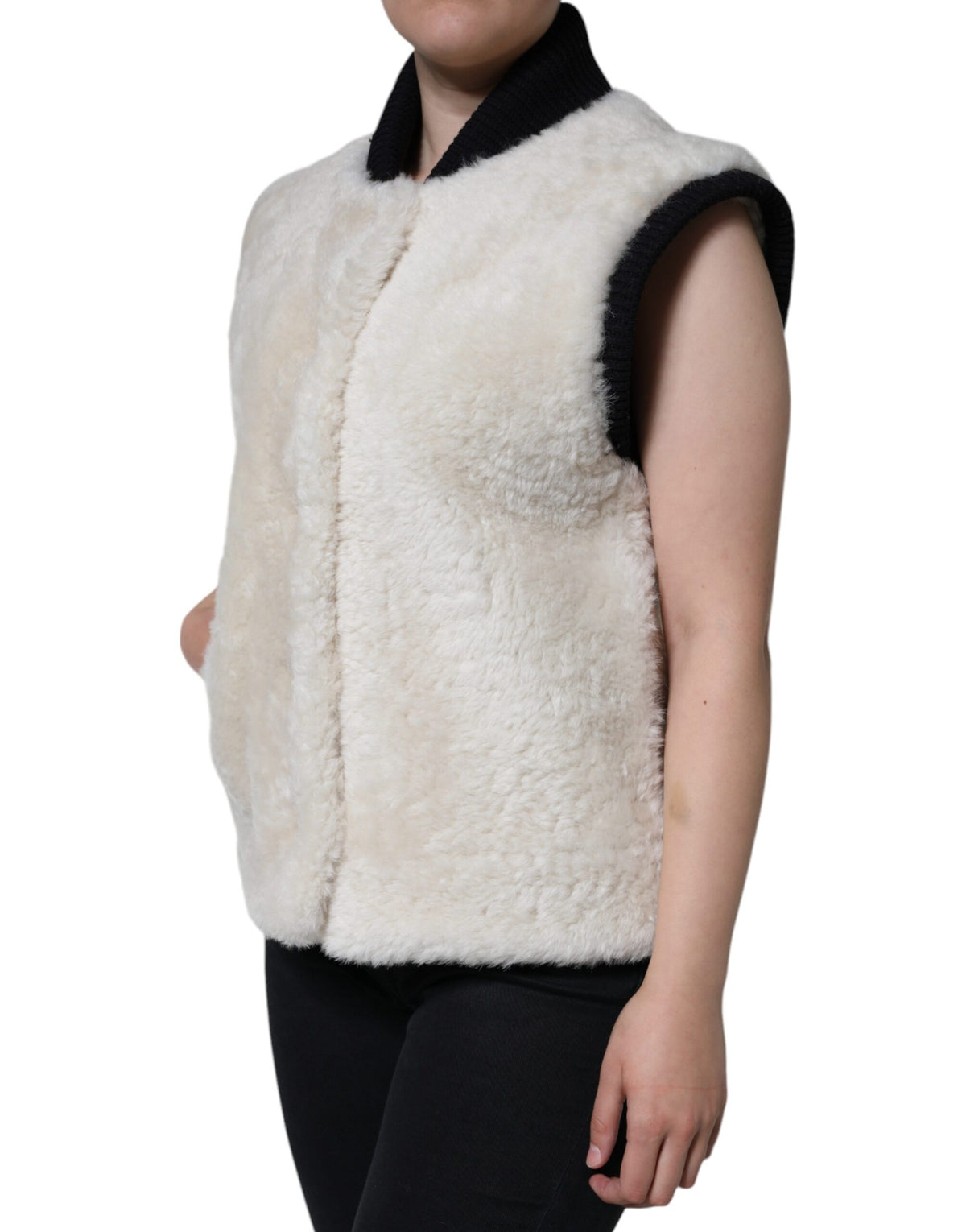 Indulge in the Burberry White WARRENFORD Shearling Leather Vest Jacket, a masterpiece of 100% sheep shearling, embodying timeless elegance and unparalleled luxury for the discerning individual.