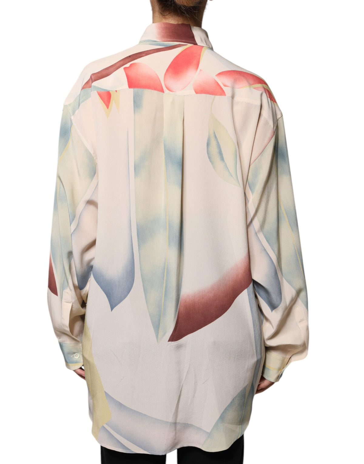 Elevate your style with the Etro Beige Printed Collared Blouse, a silk masterpiece that embodies timeless elegance and sophisticated allure for the discerning individual.