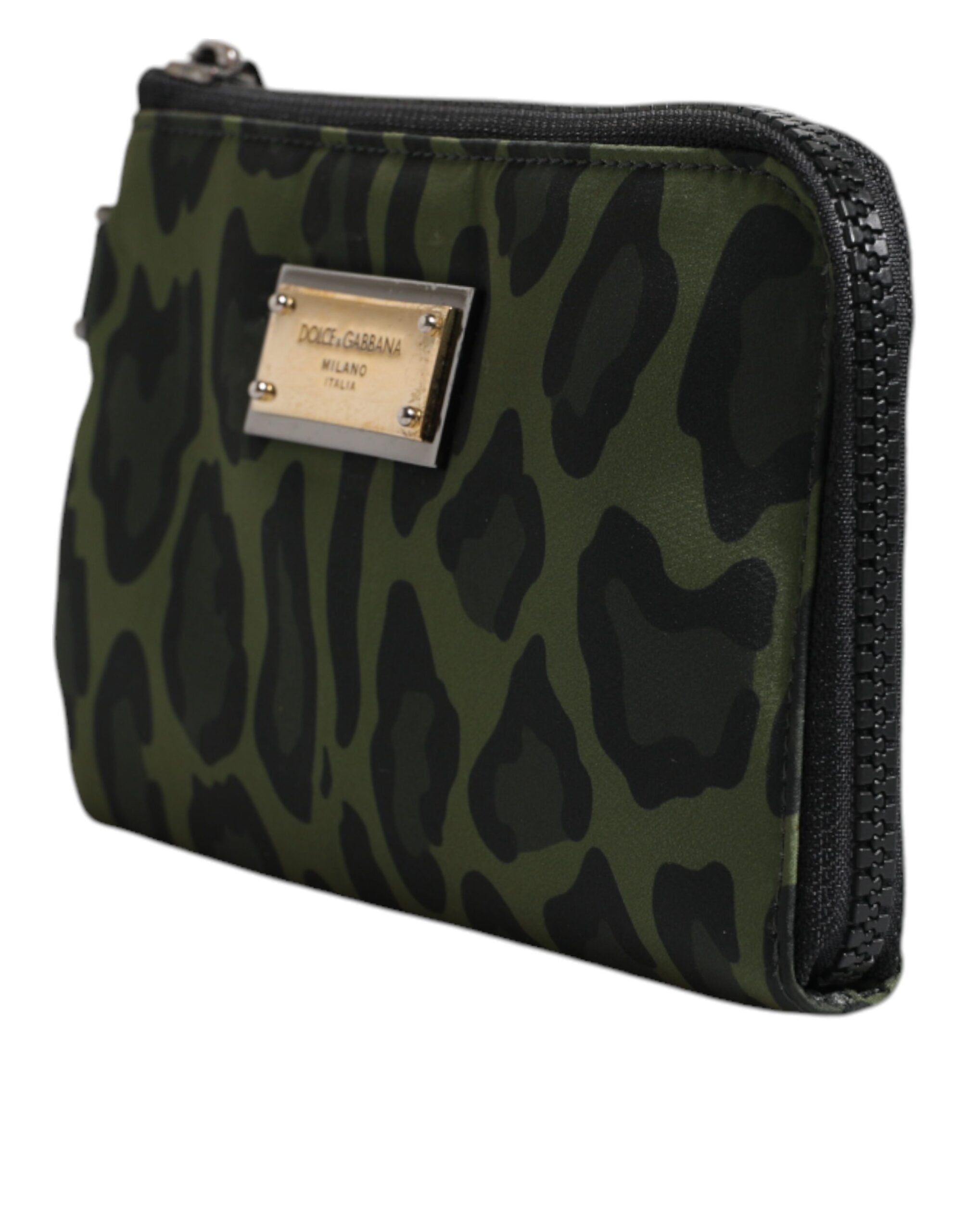 Discover the Dolce & Gabbana Green Leopard Leather Multifunctional Kit Bag, a luxurious blend of exquisite craftsmanship and timeless elegance, perfect for the discerning individual.