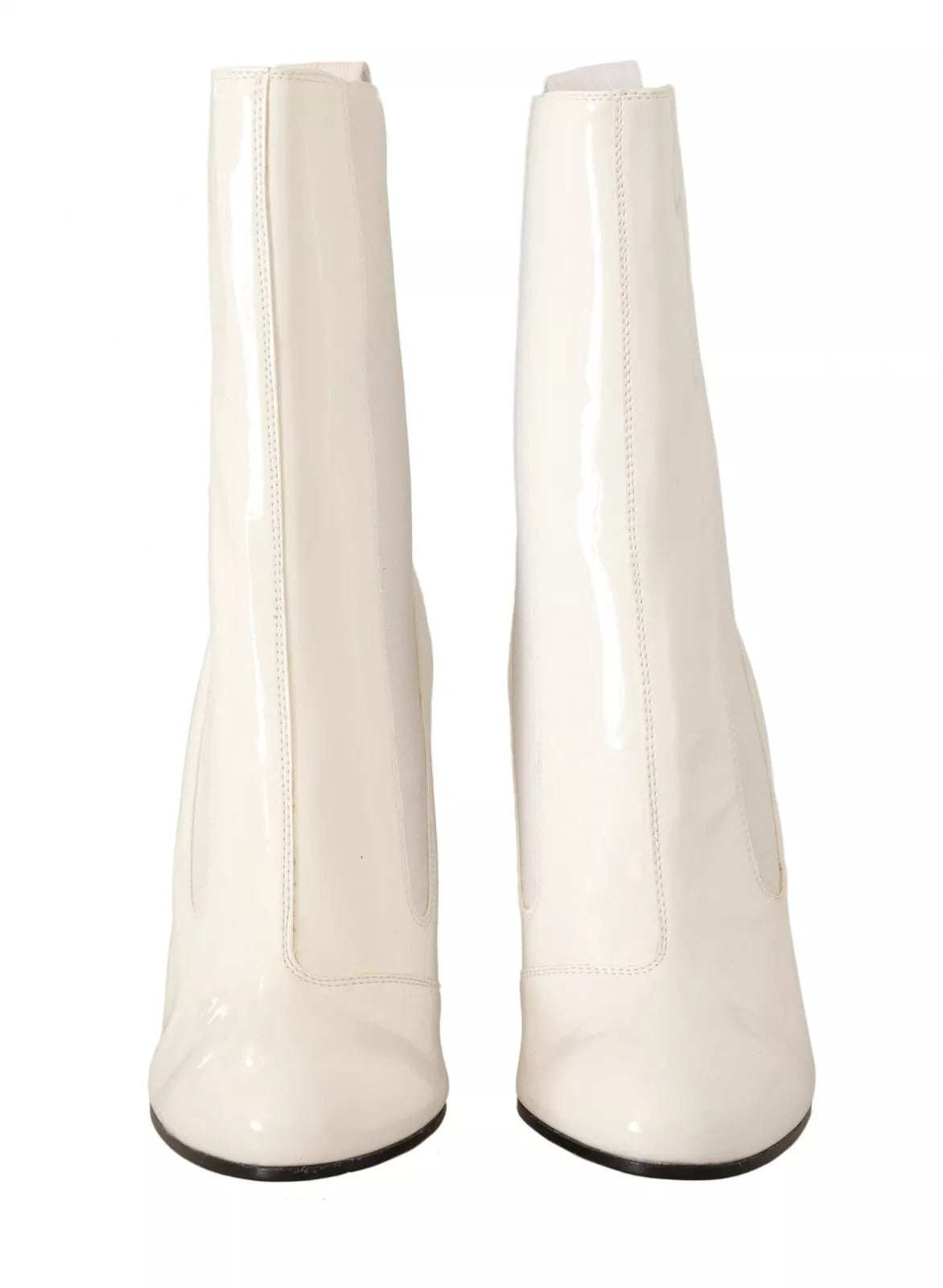 Discover the GCDS White Leather Fabric Red Logo Heel Ankle Boots, where exquisite craftsmanship meets bold elegance, perfect for those who embody sophistication and allure.