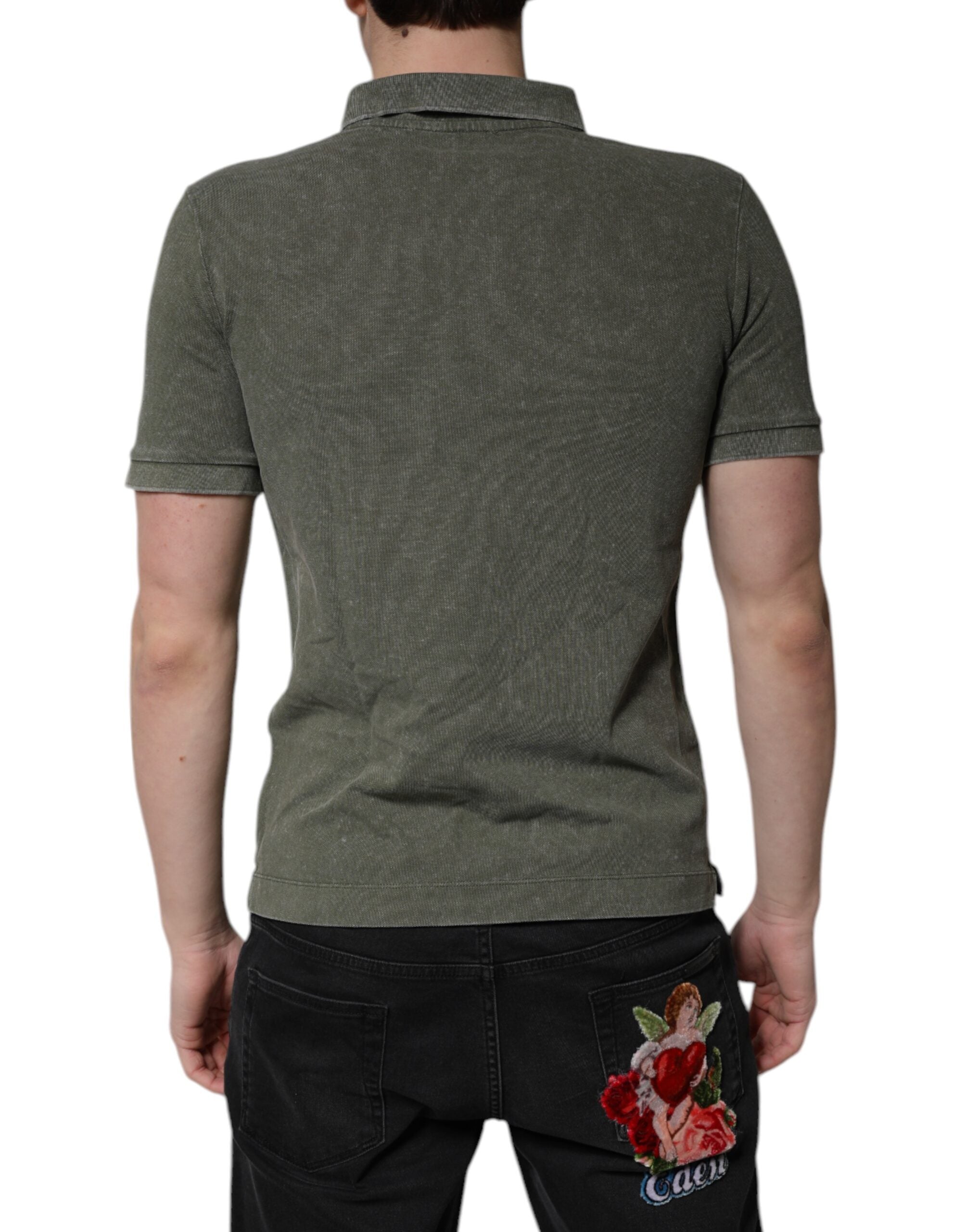 Indulge in the Dolce & Gabbana Army Green Logo Plaque Cotton Polo Shirt, where Italian craftsmanship meets luxurious comfort, perfect for the discerning individual.