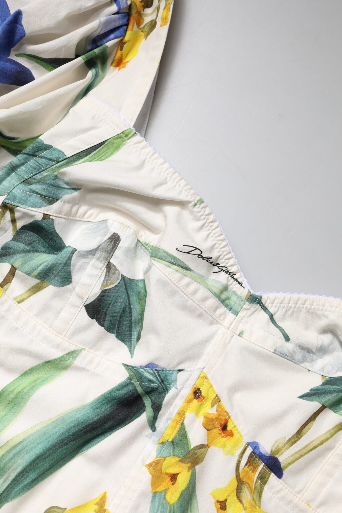 Experience the allure of Dolce & Gabbana's White Floral Puff Sleeves Crop Blouse, a luxurious cotton masterpiece that embodies elegance and sophistication for every occasion.