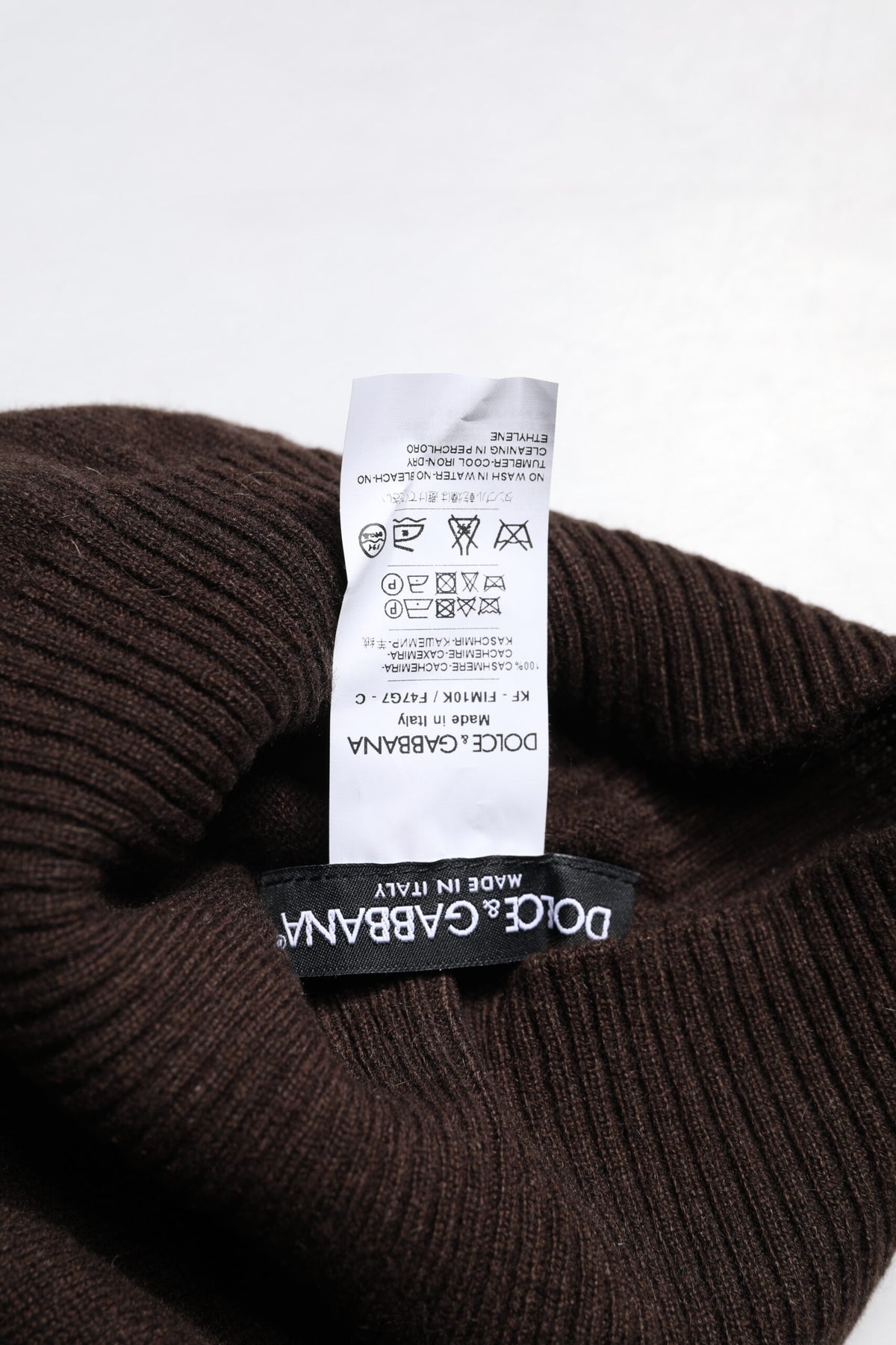 Indulge in the exquisite Dolce & Gabbana Brown Cashmere Knitted Neck Warmer, a timeless accessory that embodies luxury and sophistication, crafted from the finest cashmere.