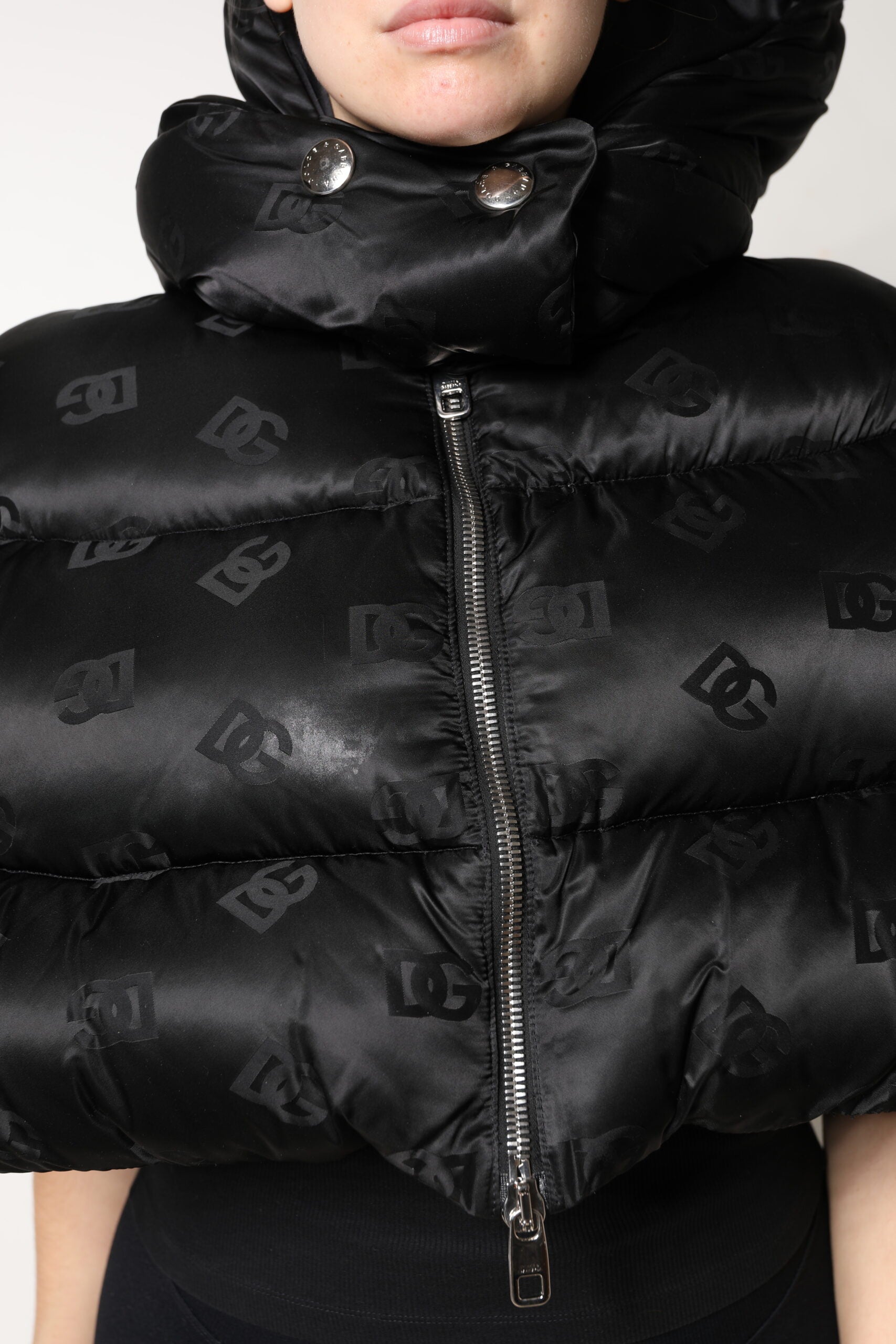Indulge in the exquisite Dolce & Gabbana Black Padded Puffer Hooded Full Zip Cropped Jacket, a luxurious blend of high fashion and superior craftsmanship, perfect for the discerning individual.