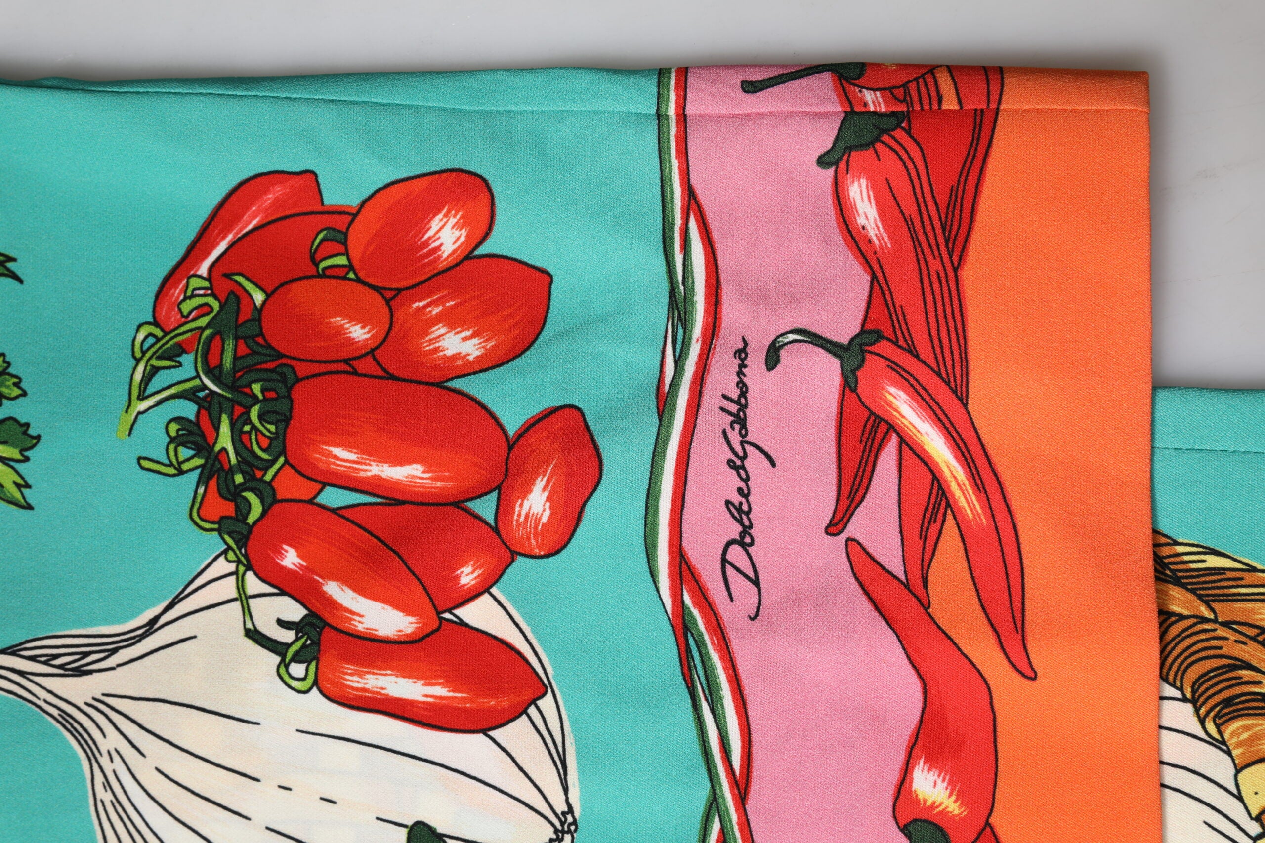 Indulge in the exquisite Dolce & Gabbana Green Silk Printed Straight Pants, where luxurious silk meets avant-garde artistry, elevating your wardrobe with timeless elegance.