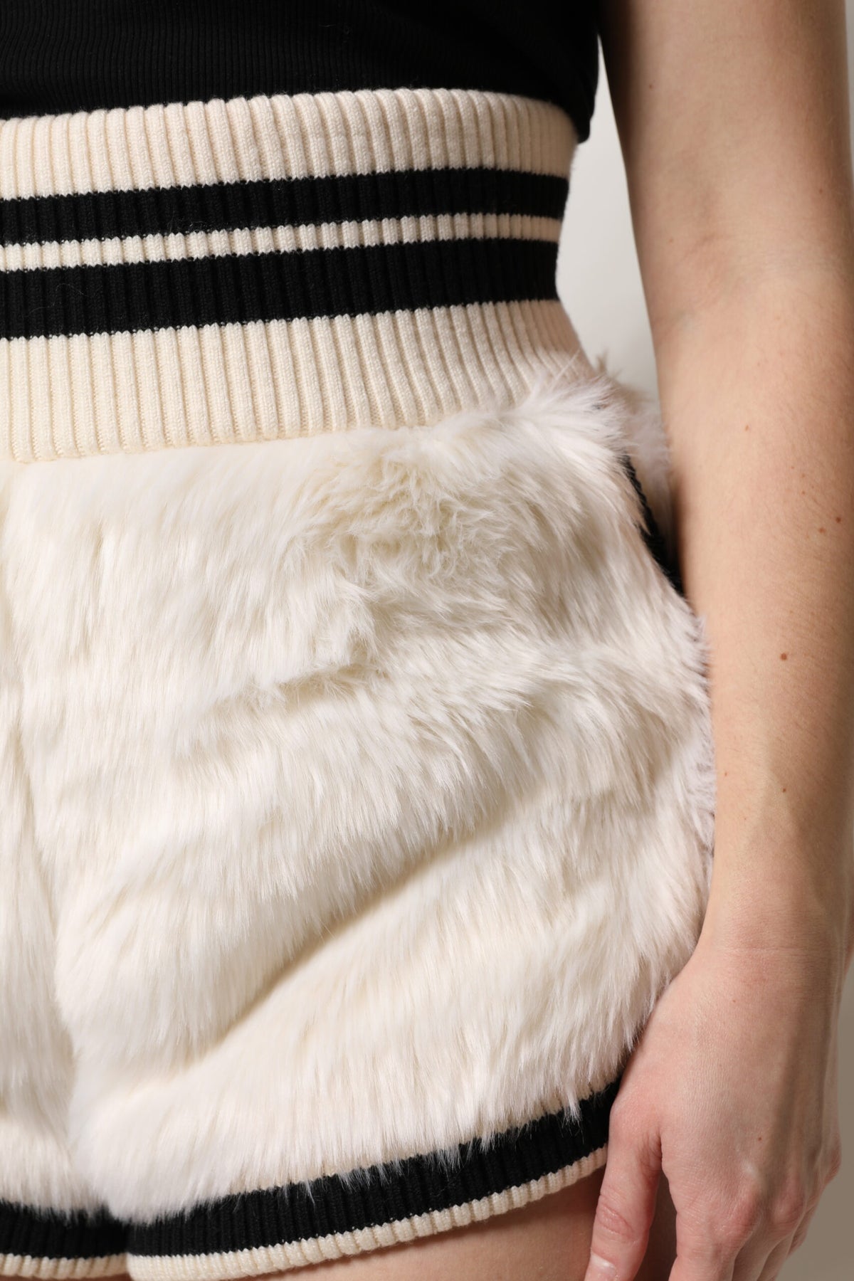 Indulge in the exquisite Dolce & Gabbana White Faux Fur High Waisted Hot Pants, where luxurious materials and impeccable Italian craftsmanship redefine elegance for the discerning individual.