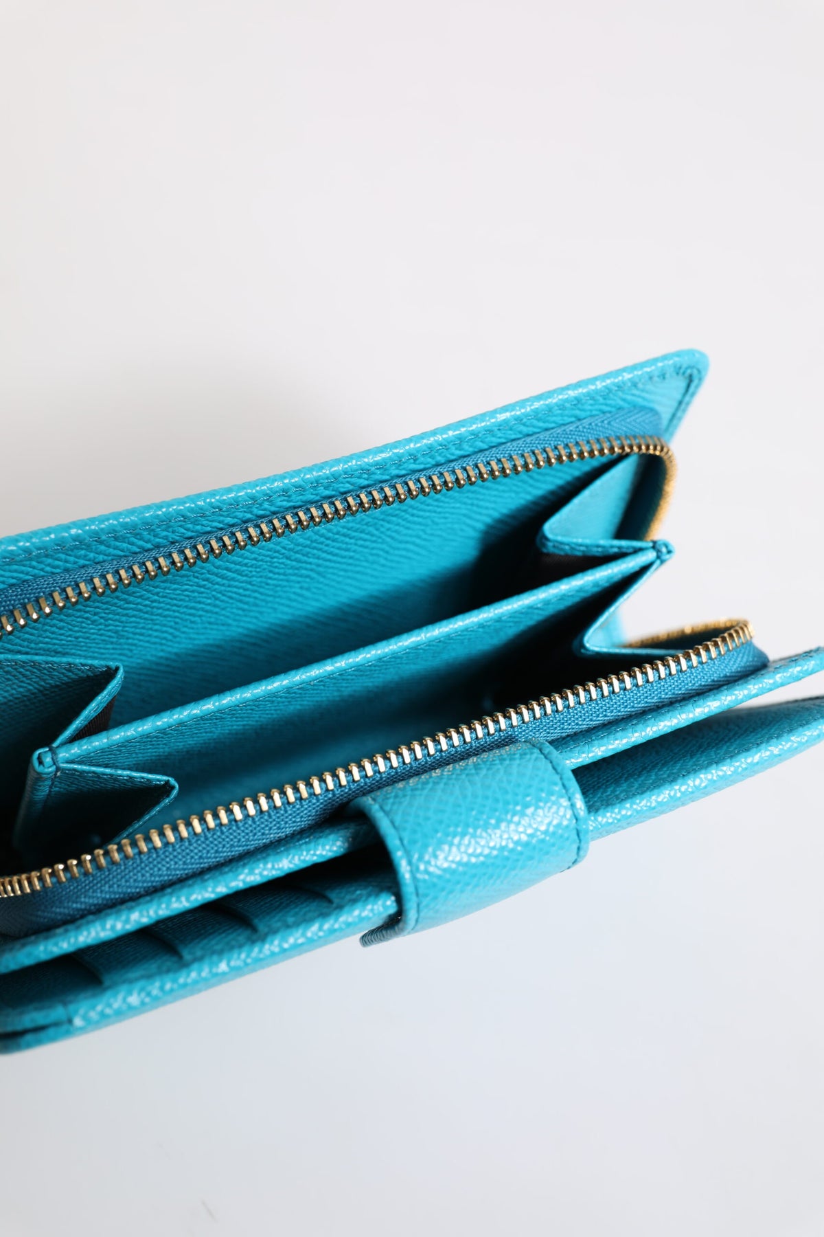Discover the Dolce & Gabbana Light Blue Leather Bifold Continental Clutch Wallet, a masterpiece of Italian craftsmanship, where luxurious patent leather meets sophisticated design for the discerning individual.