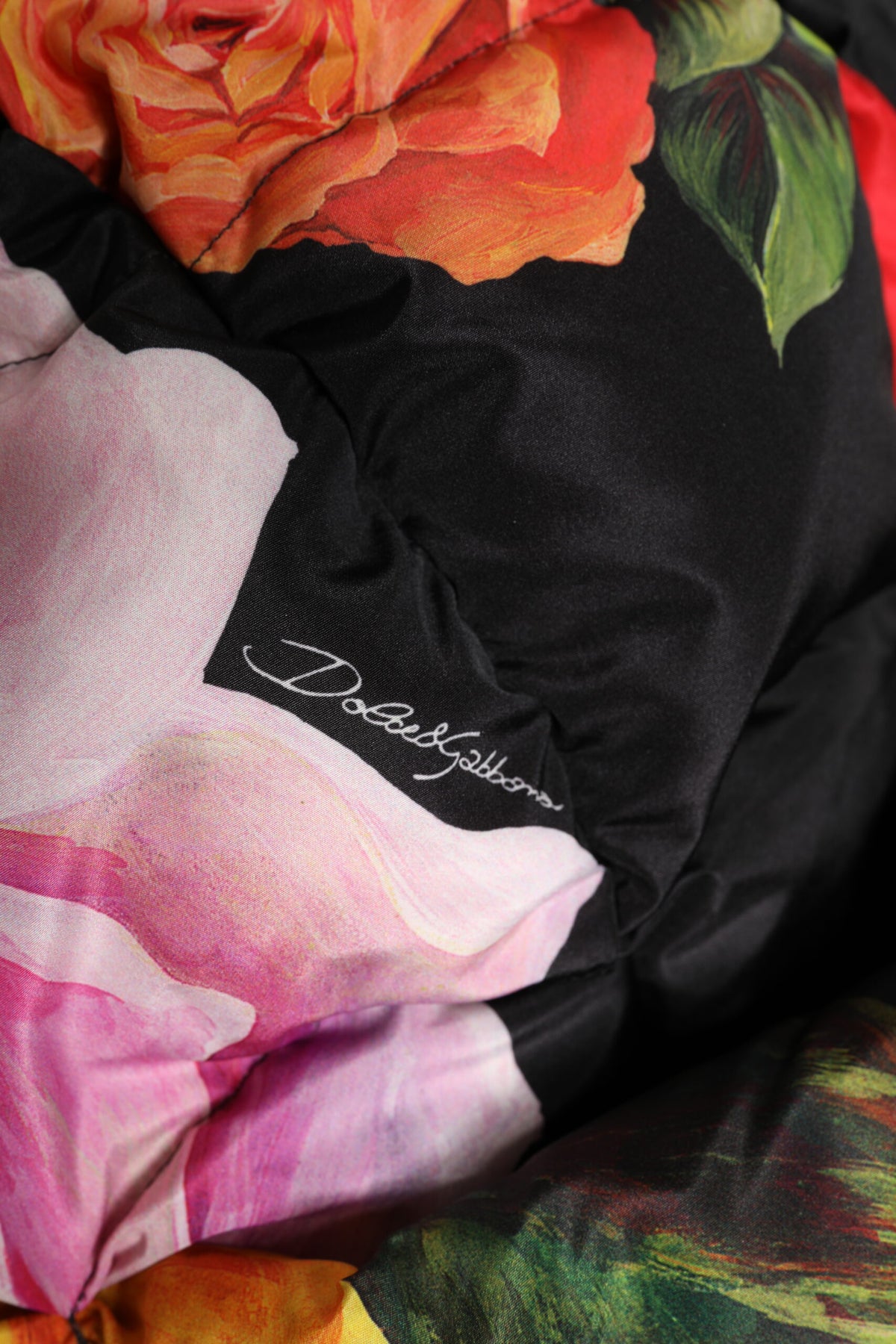 Discover the Dolce & Gabbana Black Floral Print Whole Head Wrap Hat, a luxurious accessory crafted from exquisite polyester, perfect for elevating any sophisticated ensemble.