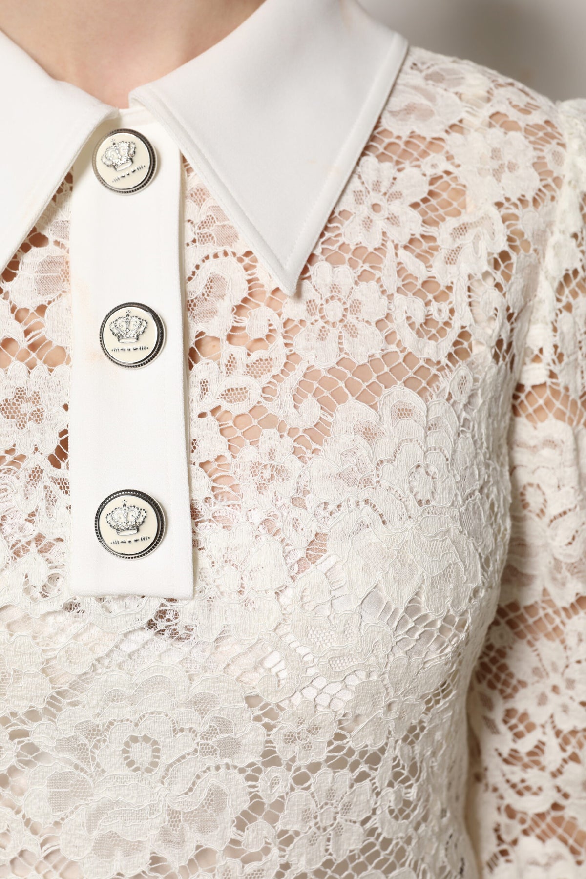 Indulge in the exquisite Dolce & Gabbana White Floral Lace Long Sleeves Shift Dress, a timeless masterpiece of Italian craftsmanship, perfect for unforgettable moments.