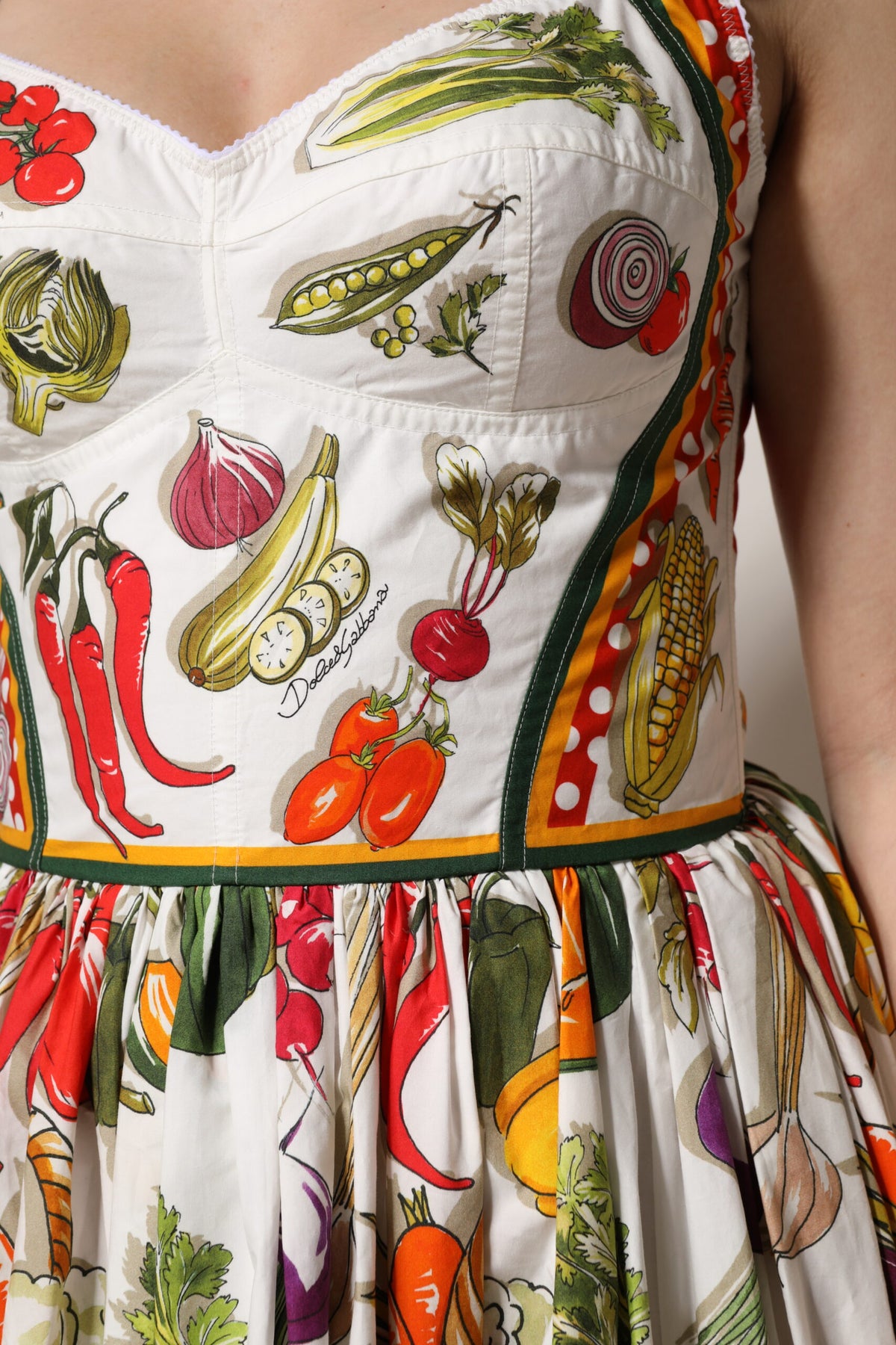 Discover the Dolce & Gabbana White Vegetables Sleeveless A-line Dress, a masterpiece of Italian craftsmanship in luxurious cotton, embodying timeless elegance and refined sophistication.