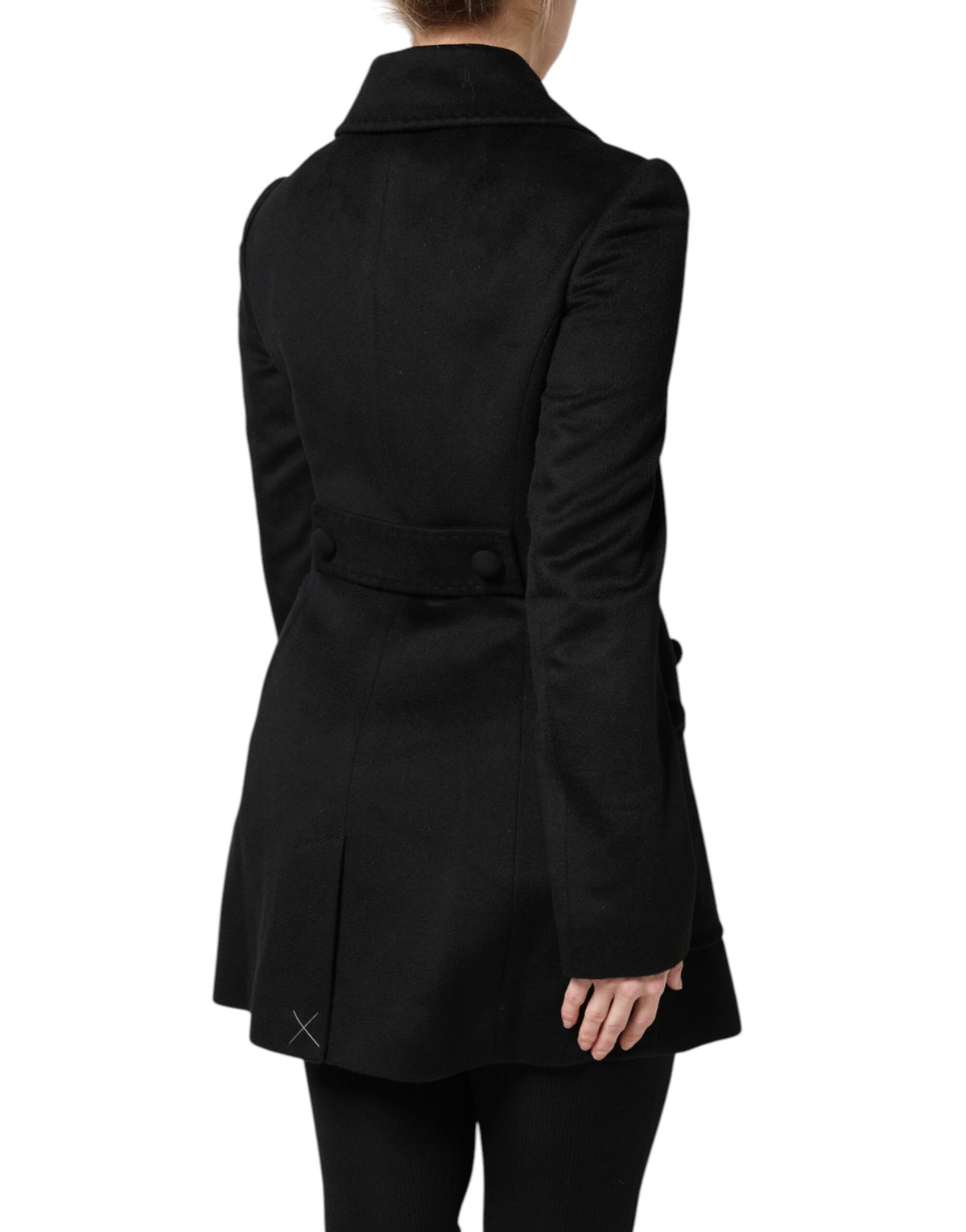 Experience the allure of the Dolce & Gabbana Black Wool Sartoria Italiano Blazer Jacket, a masterpiece of Italian craftsmanship that redefines luxury and sophistication.