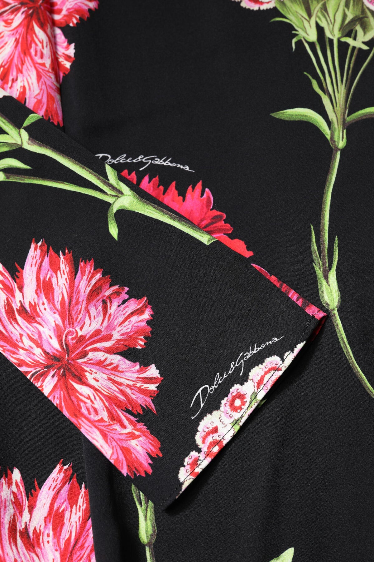 Elevate your wardrobe with the Dolce & Gabbana Black Floral Long Sleeve Blouse, a masterpiece of silk and elastane that embodies Italian artistry and timeless elegance.