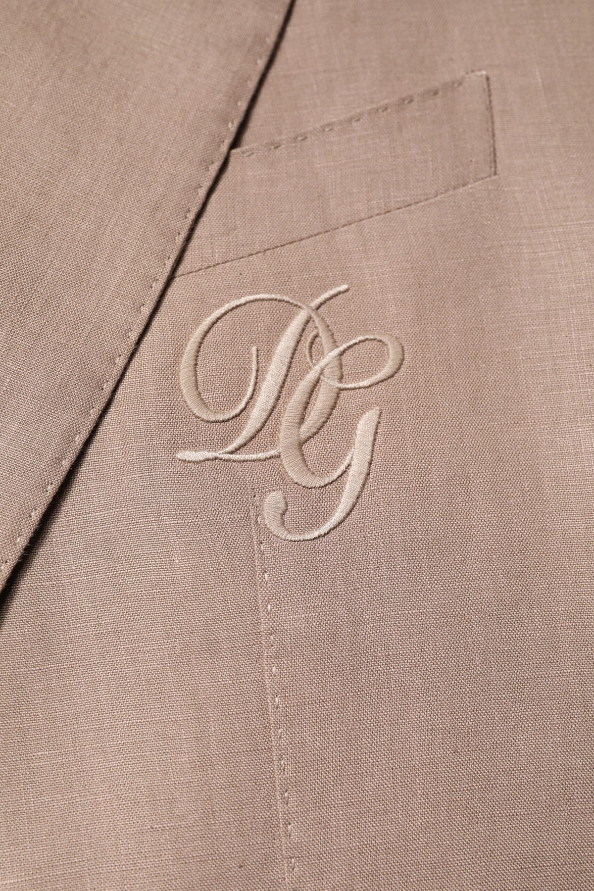 Experience the exquisite Dolce & Gabbana Beige TAORMINA Blazer, crafted from luxurious flax and silk, embodying timeless elegance and artisanal mastery for the discerning connoisseur.