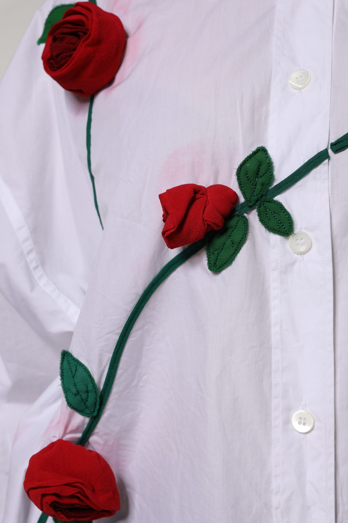 Experience the exquisite allure of Dolce & Gabbana's White Cotton Floral Appliques Dress Shirt Top, where luxurious craftsmanship meets timeless elegance, perfect for the discerning individual.