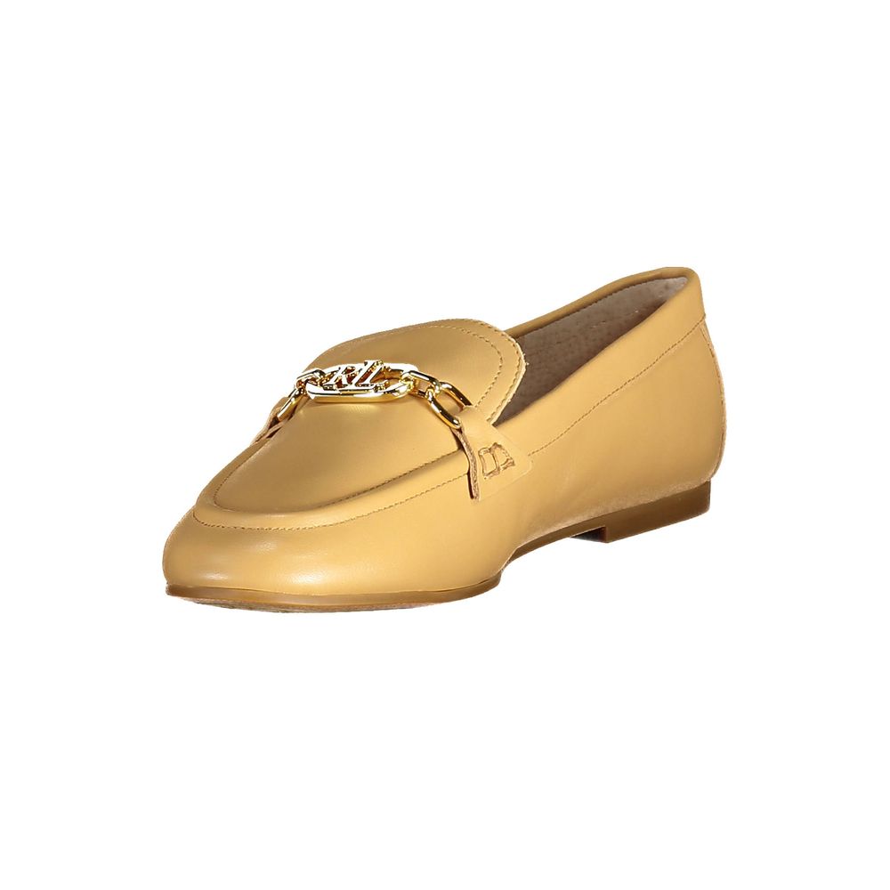 Experience the exquisite craftsmanship of Ralph Lauren's Beige Leather Womens Classic Shoe, a timeless blend of elegance and comfort that embodies luxury and sophistication.