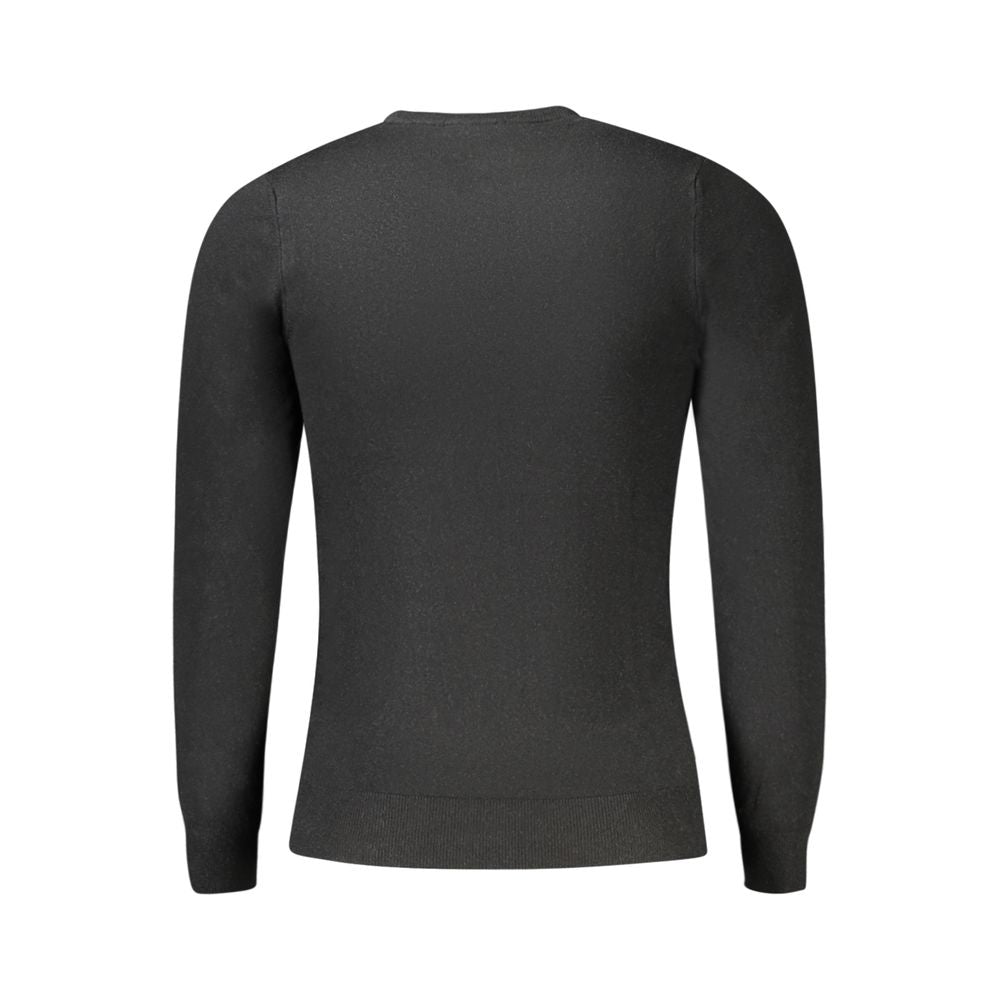 Elevate your wardrobe with the Cavalli Class Black Viscosa Uomo Maglia, a masterpiece of intricate embroidery and luxurious comfort, perfect for the discerning individual.