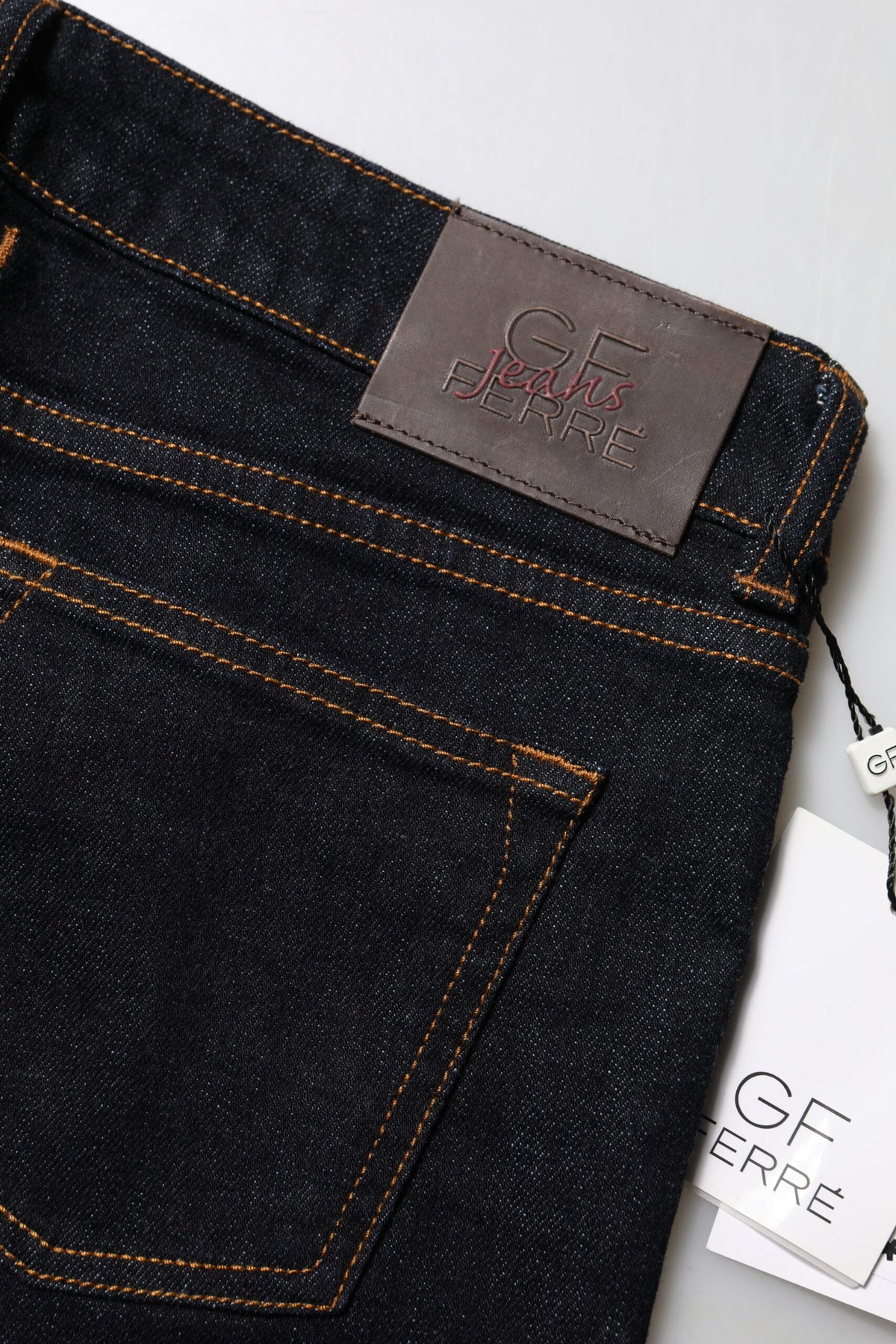 Indulge in the exquisite GF Ferre Dark Blue Cotton Mid Waisted Skinny Denim Jeans, a timeless blend of luxury and elegance, crafted for the discerning individual.